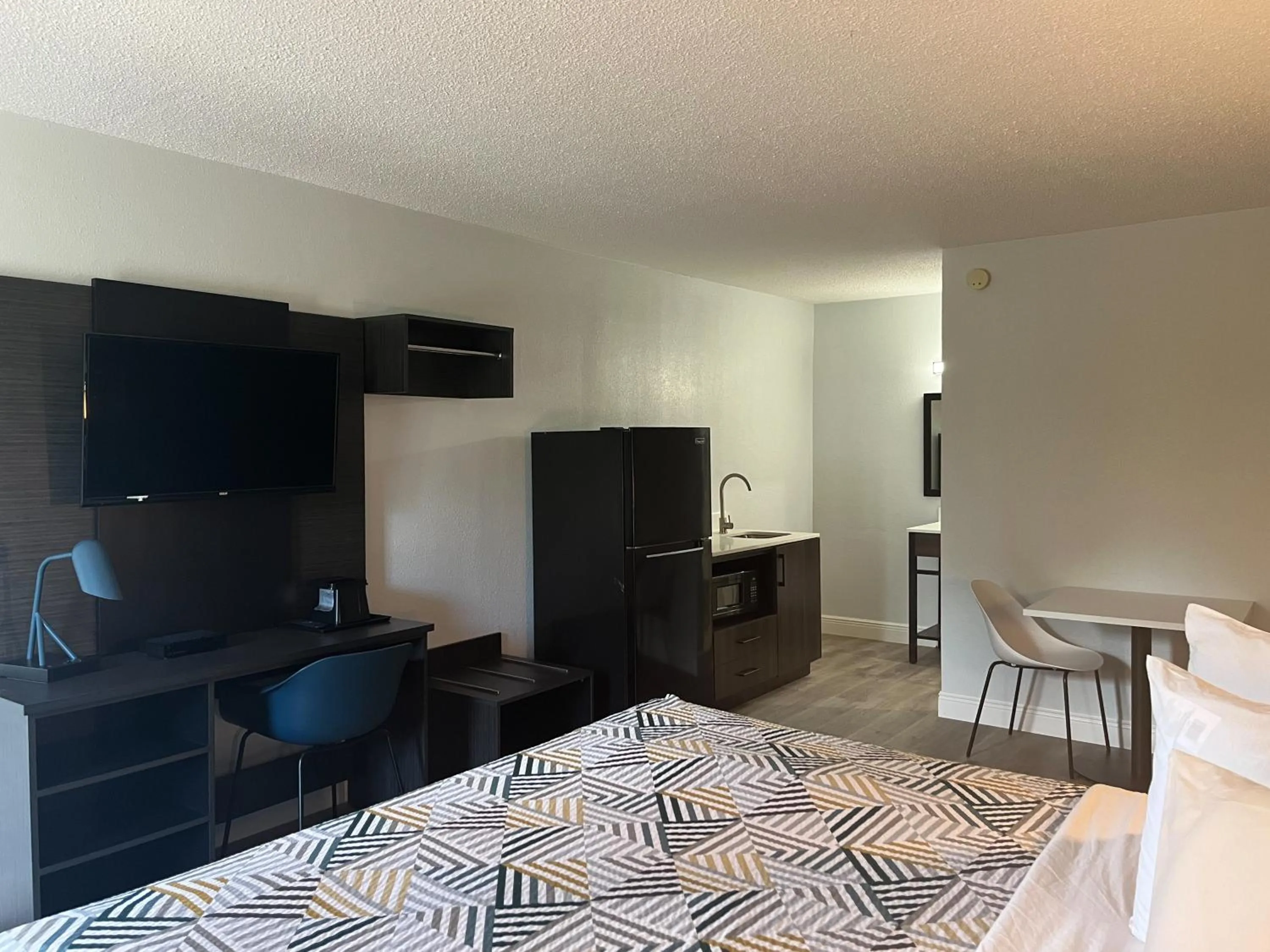 Bedroom, Bed in Americas Best Value Inn Hammond