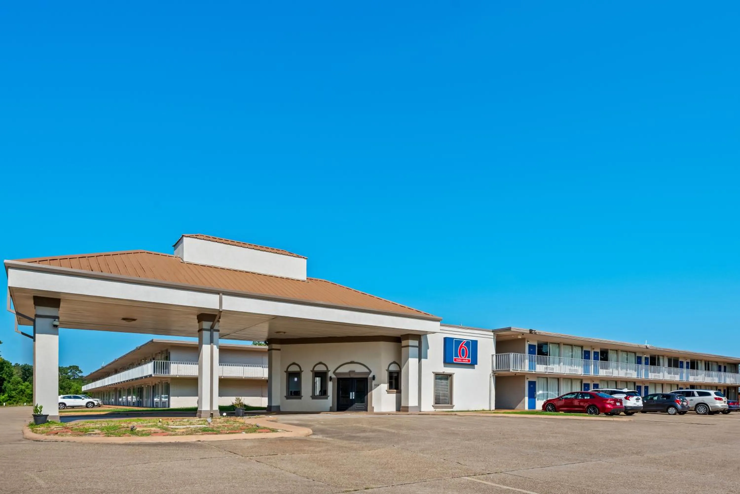 Property building in Studio 6 Hammond, LA I12 I55