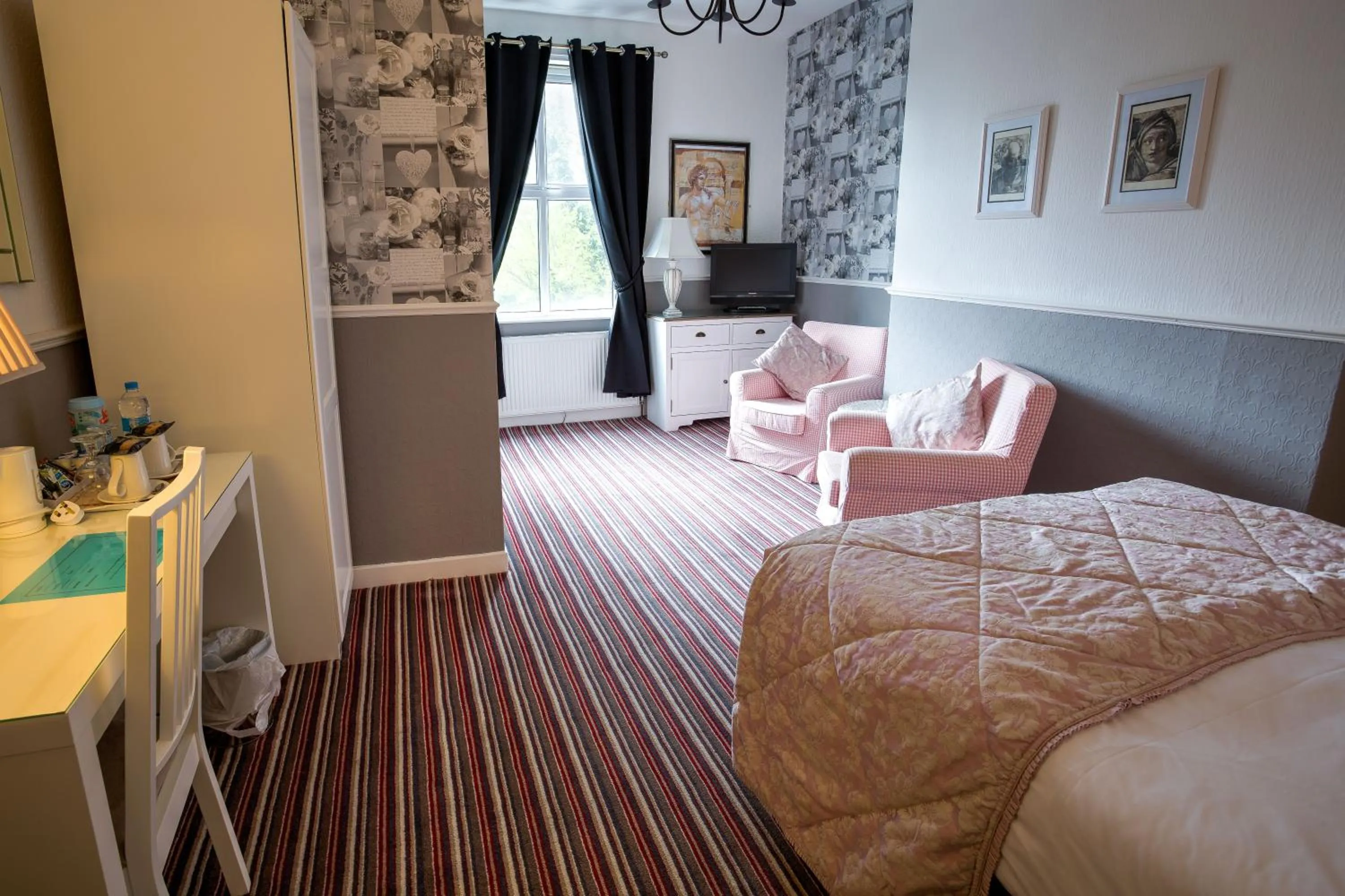 Seating area, Bed in The Ascott