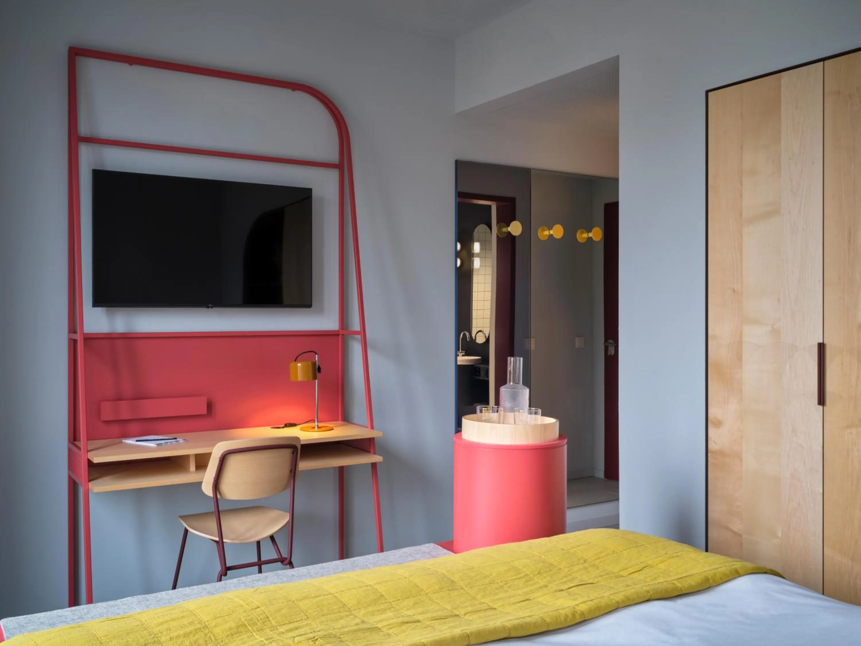 TV and multimedia, Bed in NOXX Hotel Marburg
