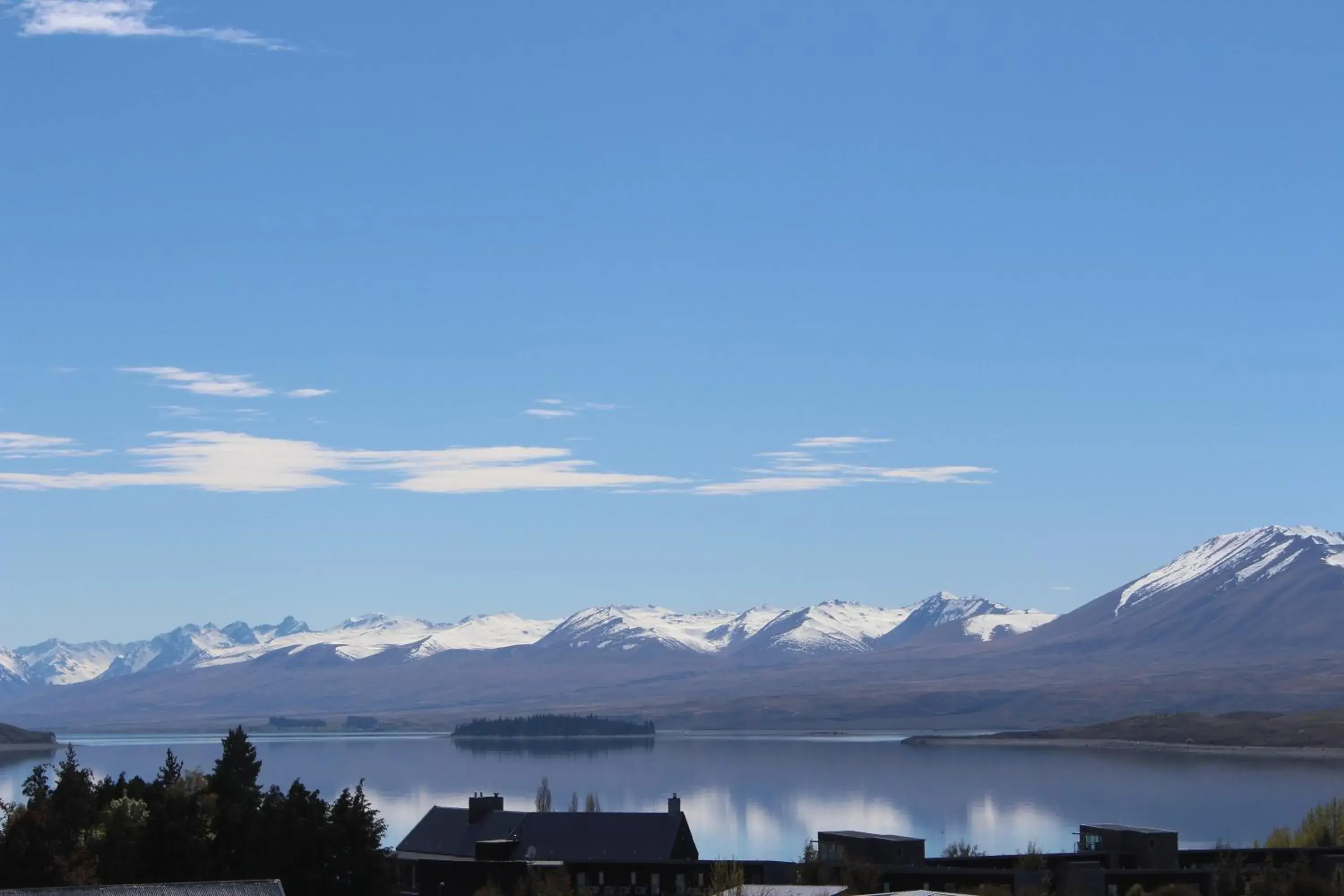 Two-Bedroom Apartment with Lake View in The Mackenzie Apartments Two-Bedroom Apartment with Lake View in The Mackenzie Apartments