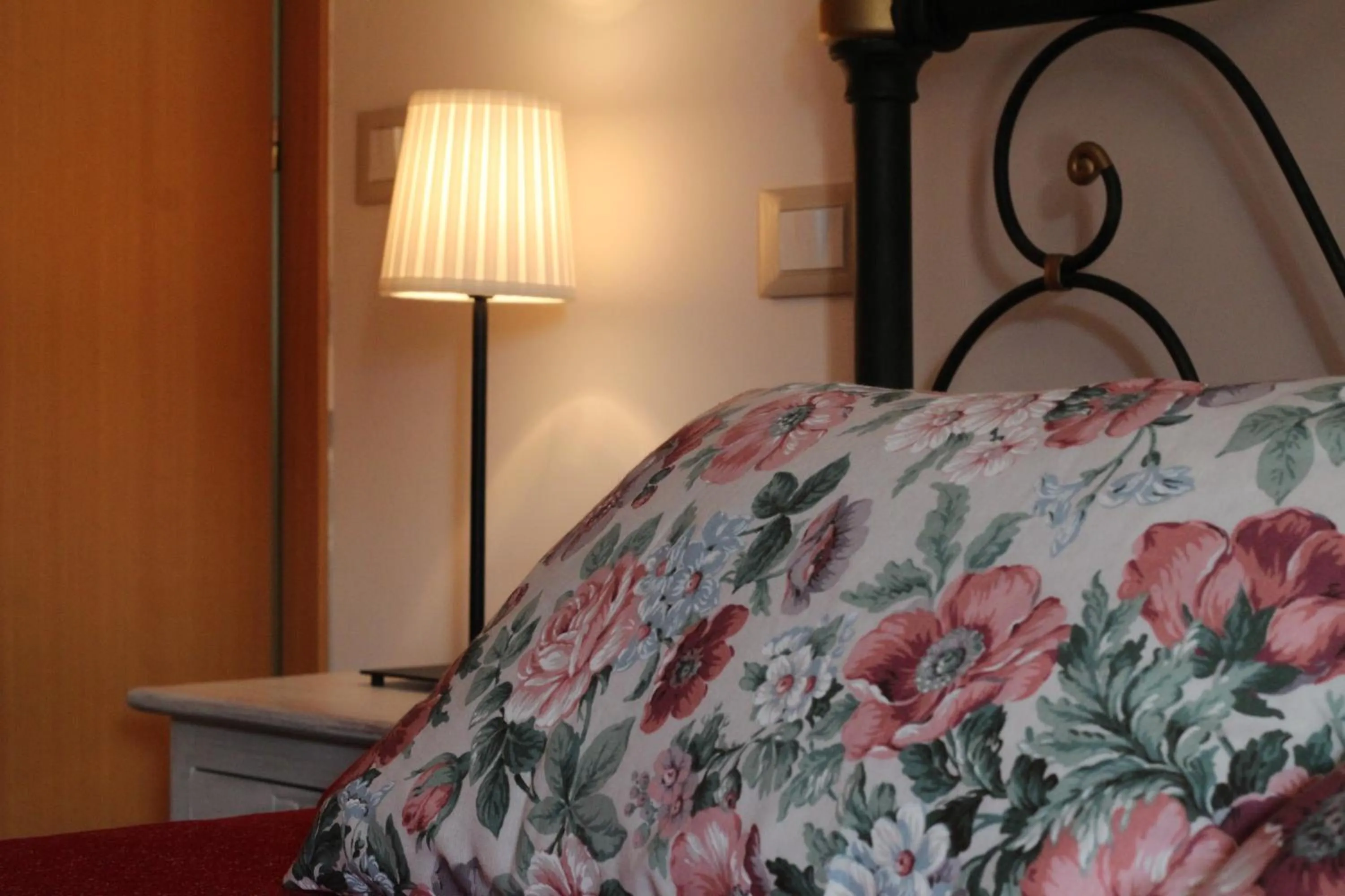 Decorative detail, Bed in Bed & Breakfast Mafi