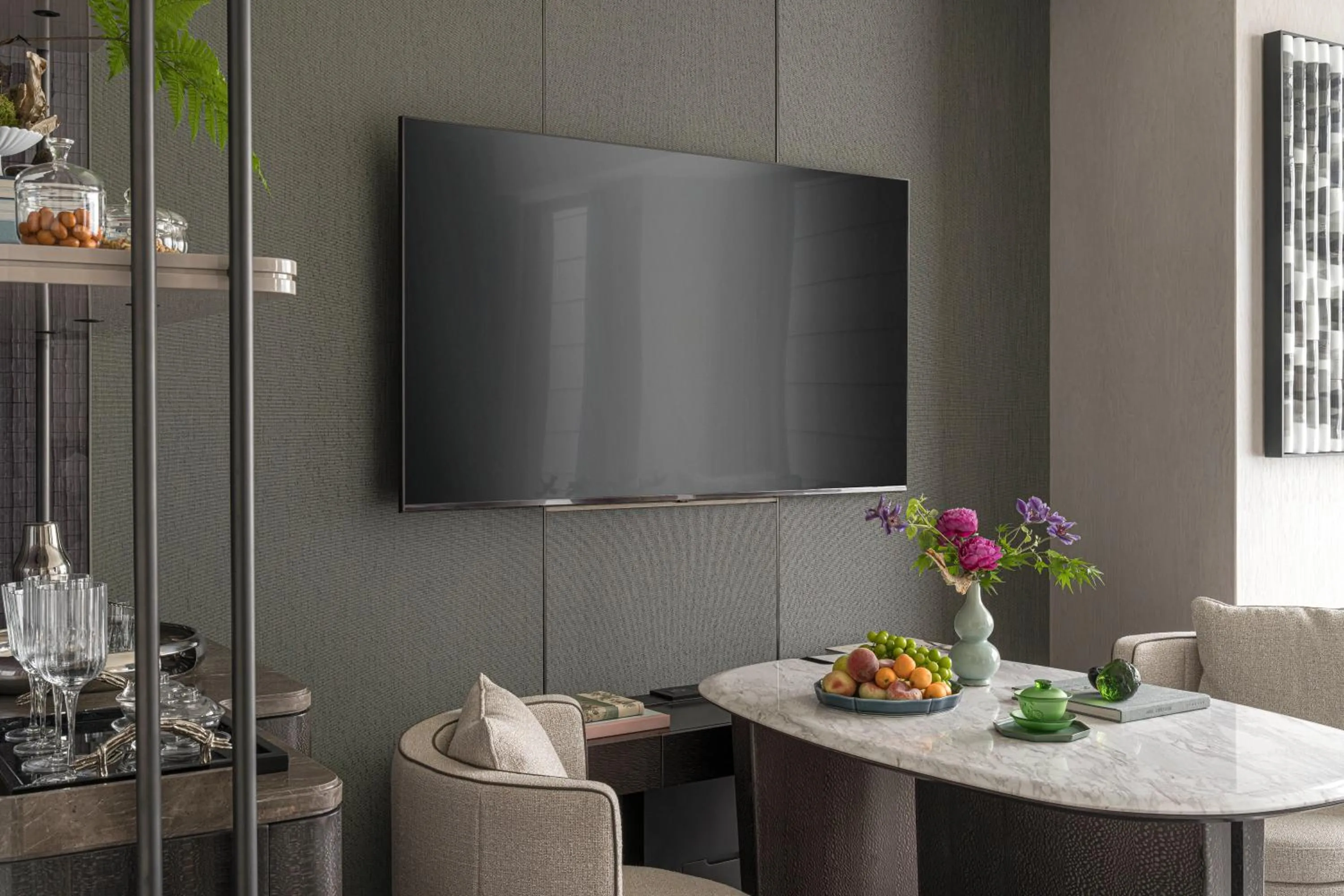 TV and multimedia in Four Seasons Hotel Hangzhou at Hangzhou Centre