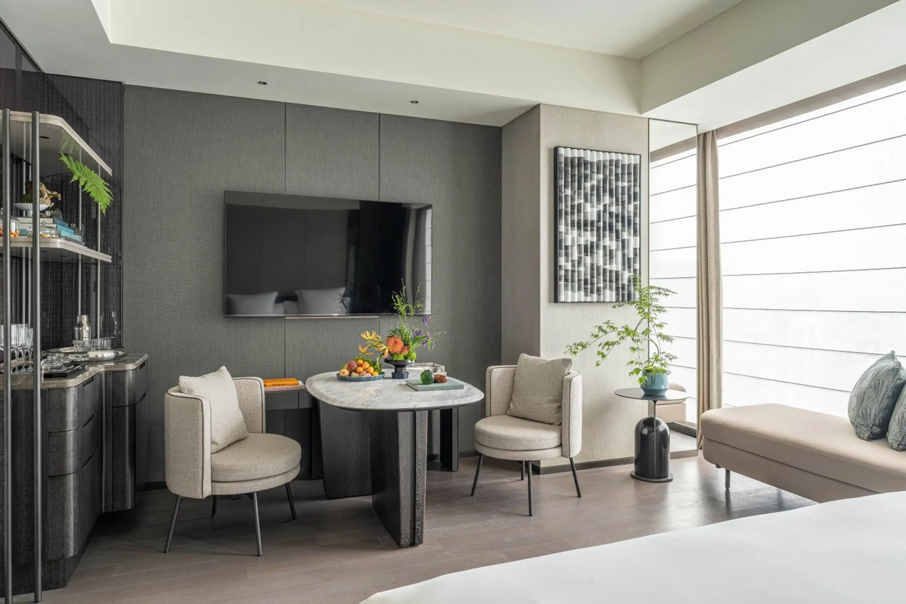 Deluxe King Room with City View in Four Seasons Hotel Hangzhou at Hangzhou Centre Deluxe King Room with City View in Four Seasons Hotel Hangzhou at Hangzhou Centre
