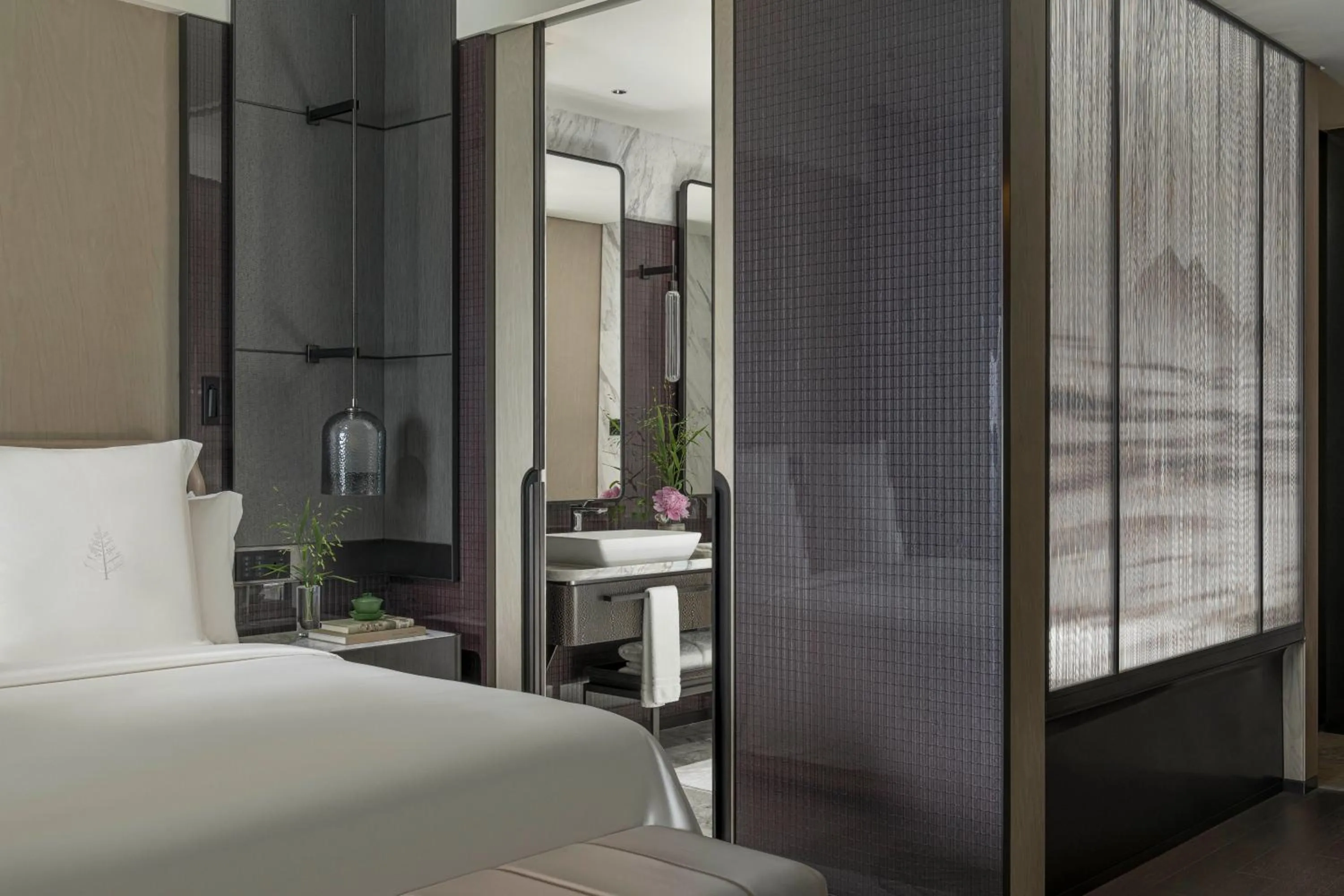 Bedroom, Bed in Four Seasons Hotel Hangzhou at Hangzhou Centre