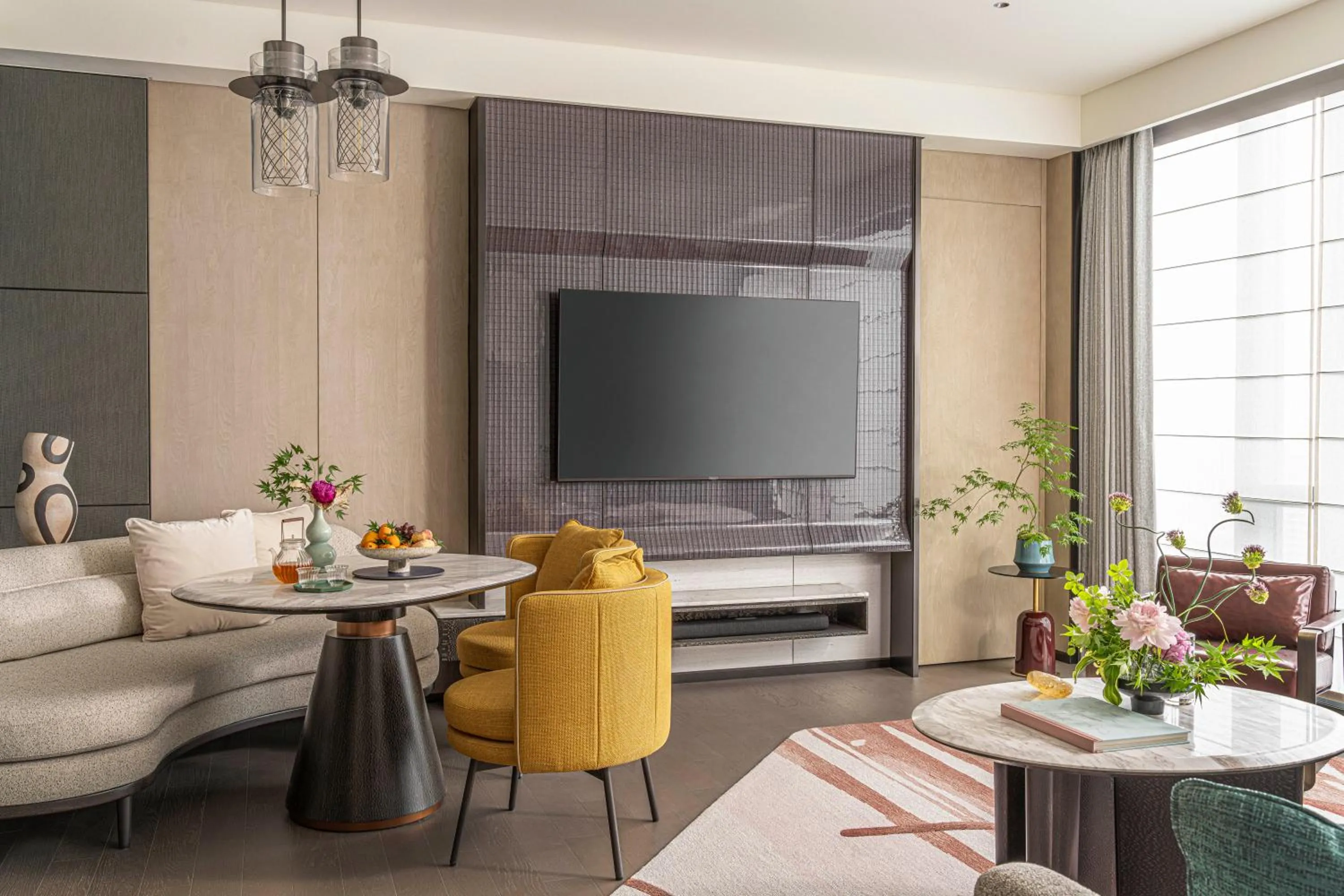 TV and multimedia in Four Seasons Hotel Hangzhou at Hangzhou Centre