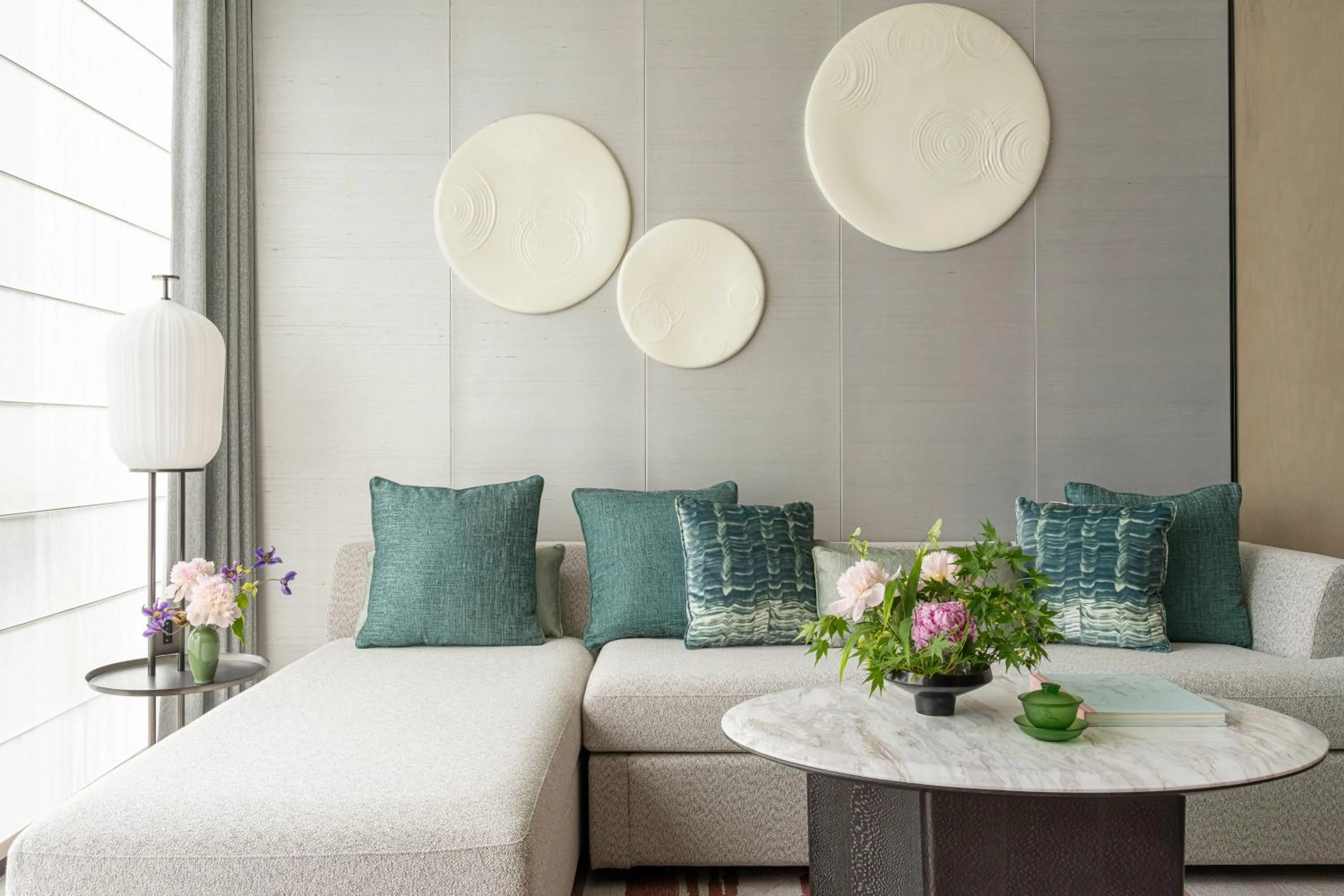 Seating area, Bed in Four Seasons Hotel Hangzhou at Hangzhou Centre