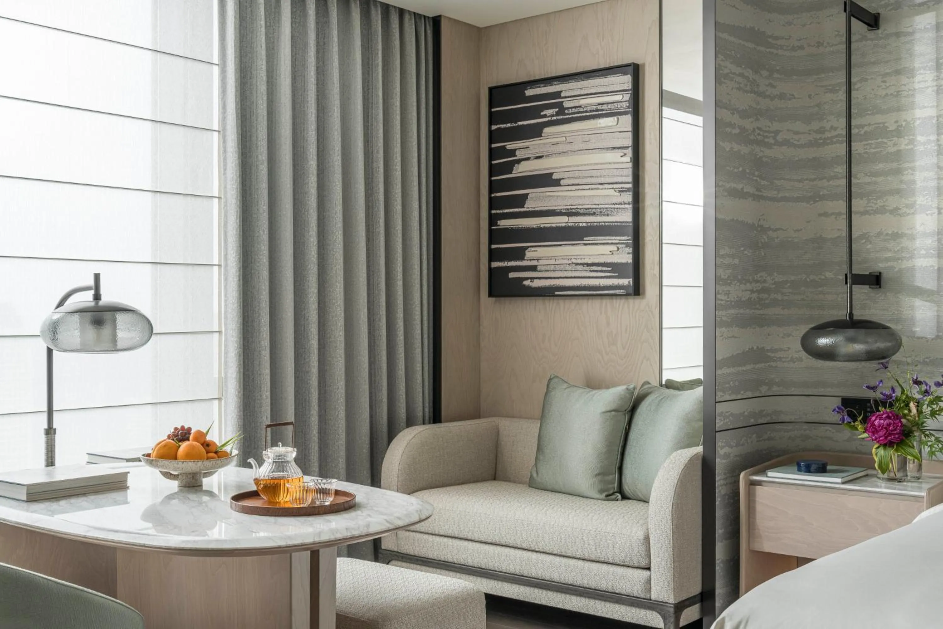 Seating area, Bed in Four Seasons Hotel Hangzhou at Hangzhou Centre