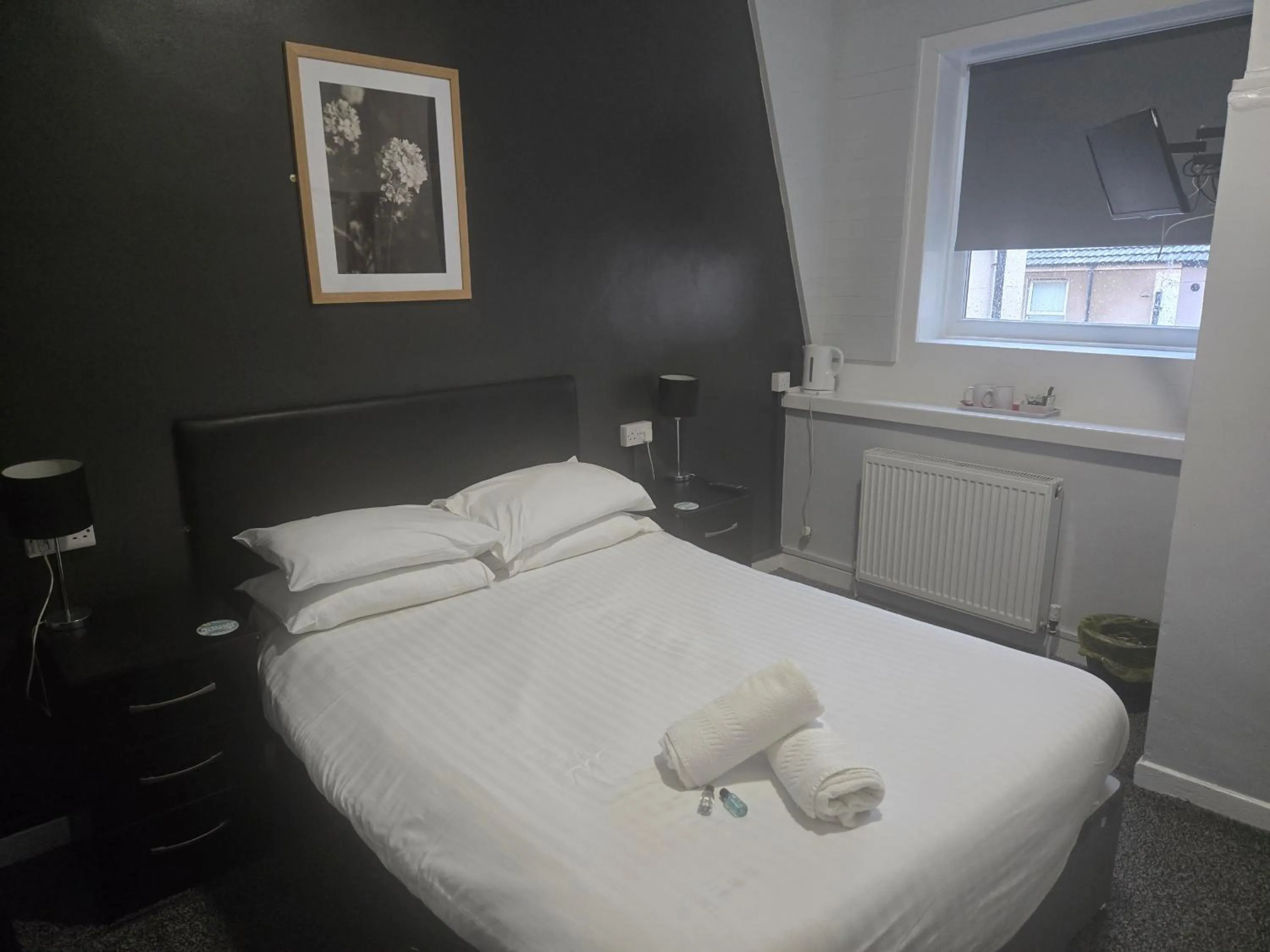 Photo of the whole room, Bed in Peek-a-Booze - Budget Hotel - Adults Only