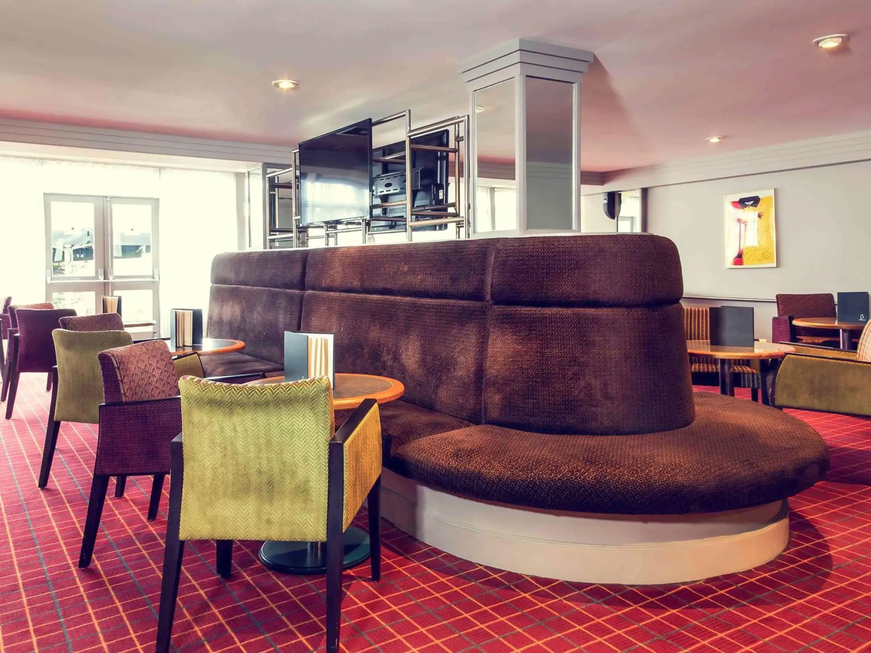 Lounge or bar in Mercure London Watford Hotel