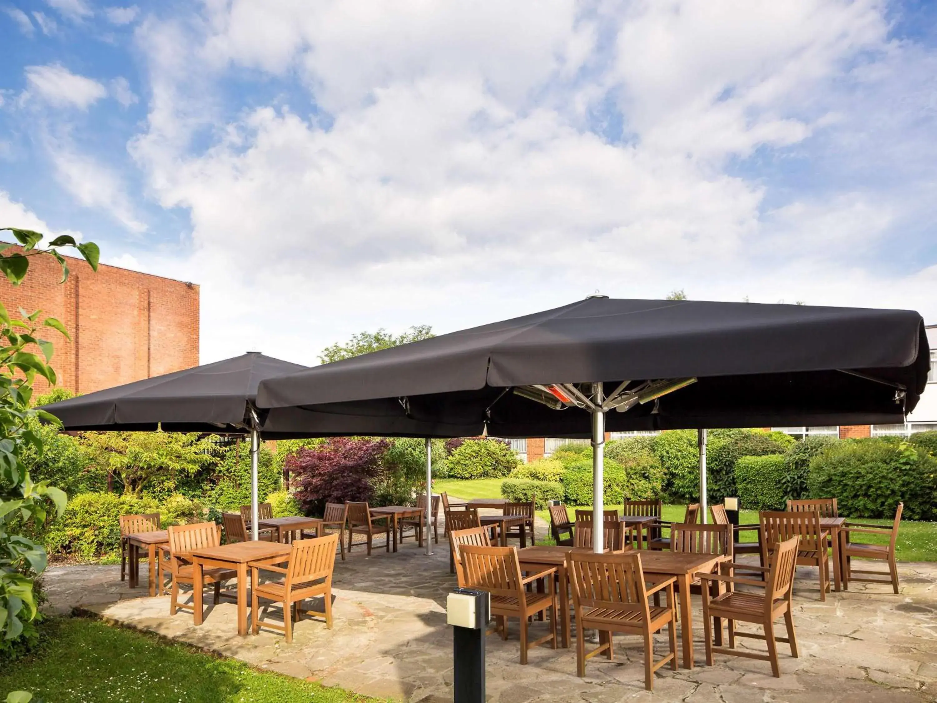 Property building, Restaurant/Places to Eat in Mercure London Watford Hotel