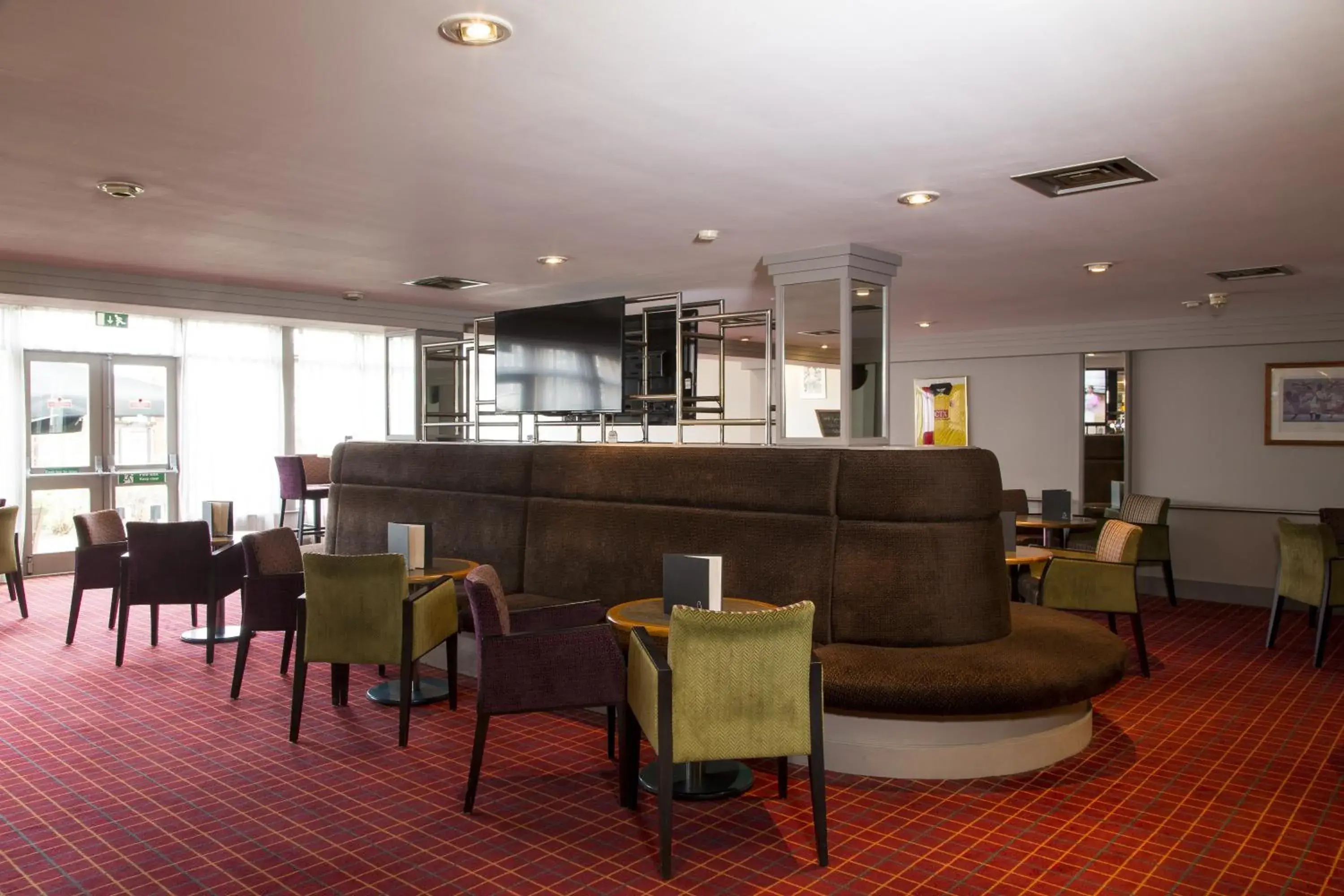 Lounge or bar in Mercure London Watford Hotel