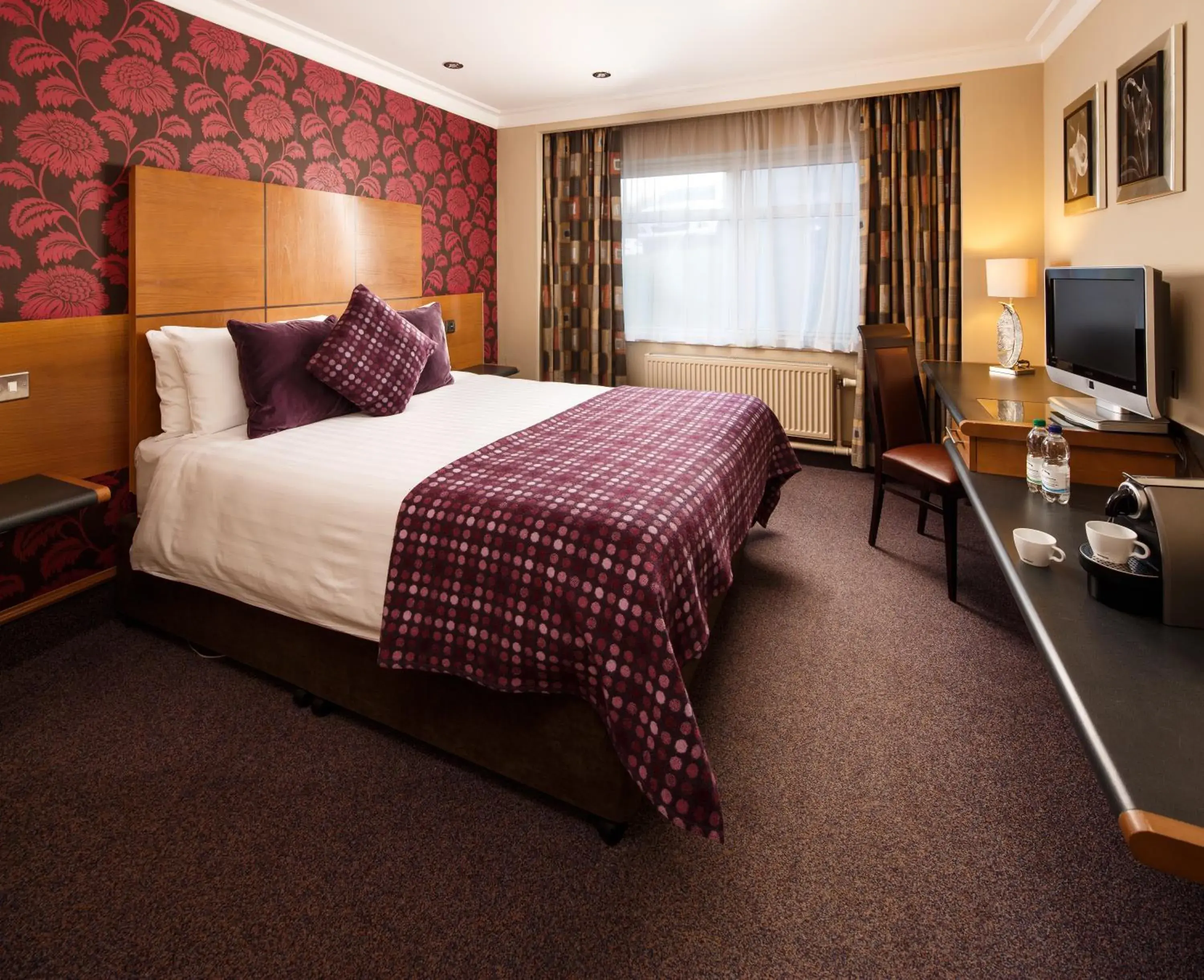Bed in Mercure London Watford Hotel