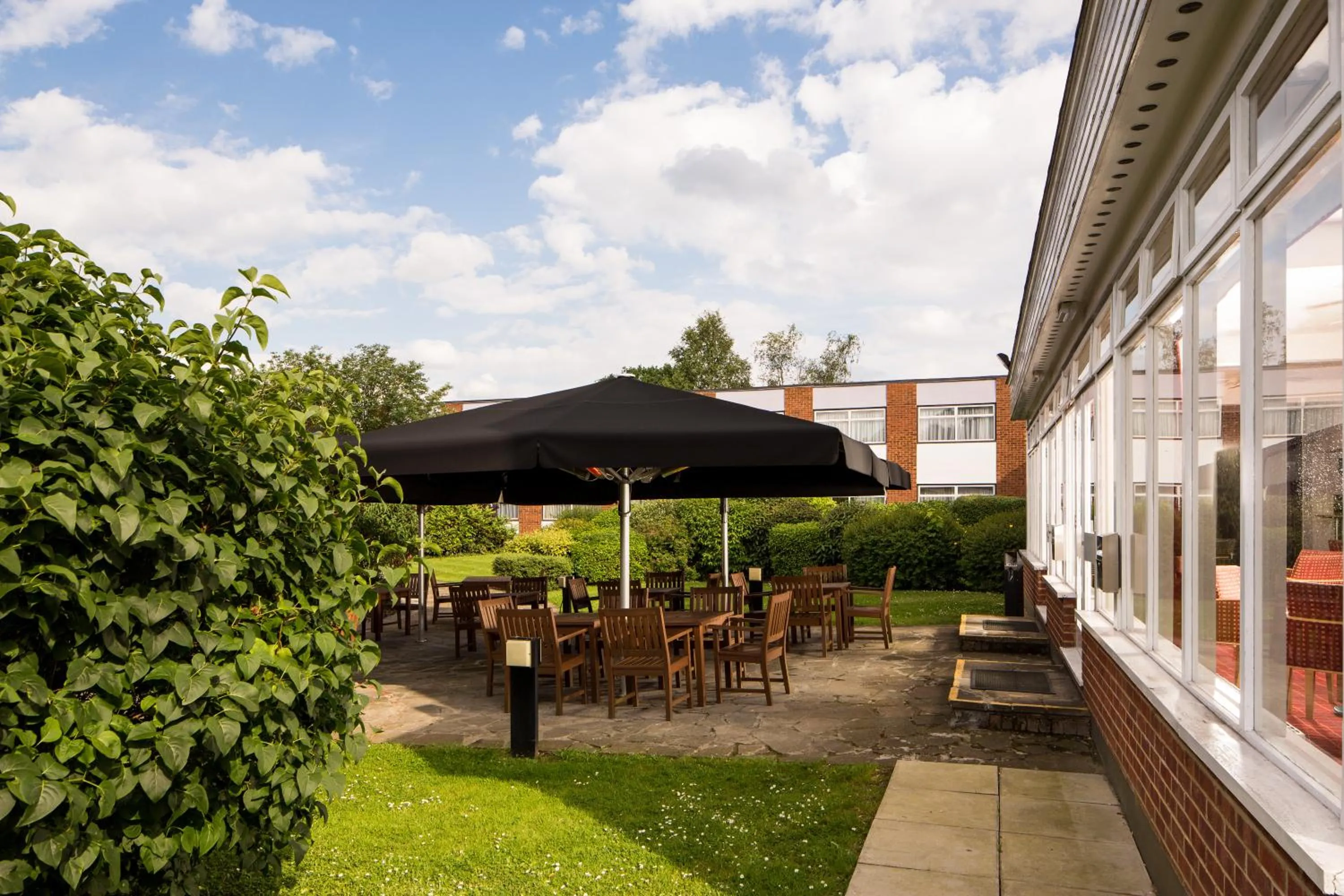 Patio in Mercure London Watford Hotel