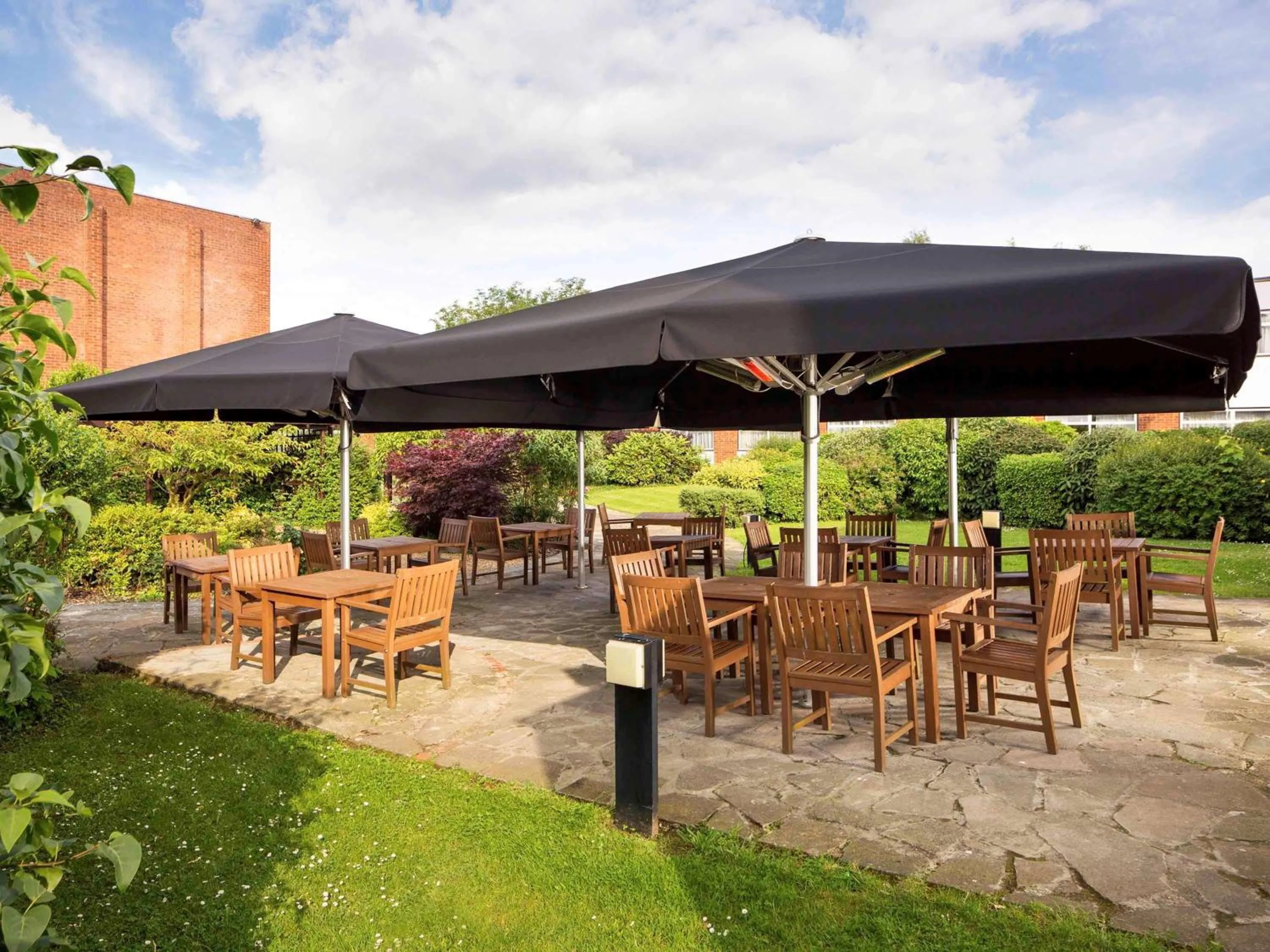 On site, Restaurant/Places to Eat in Mercure London Watford Hotel