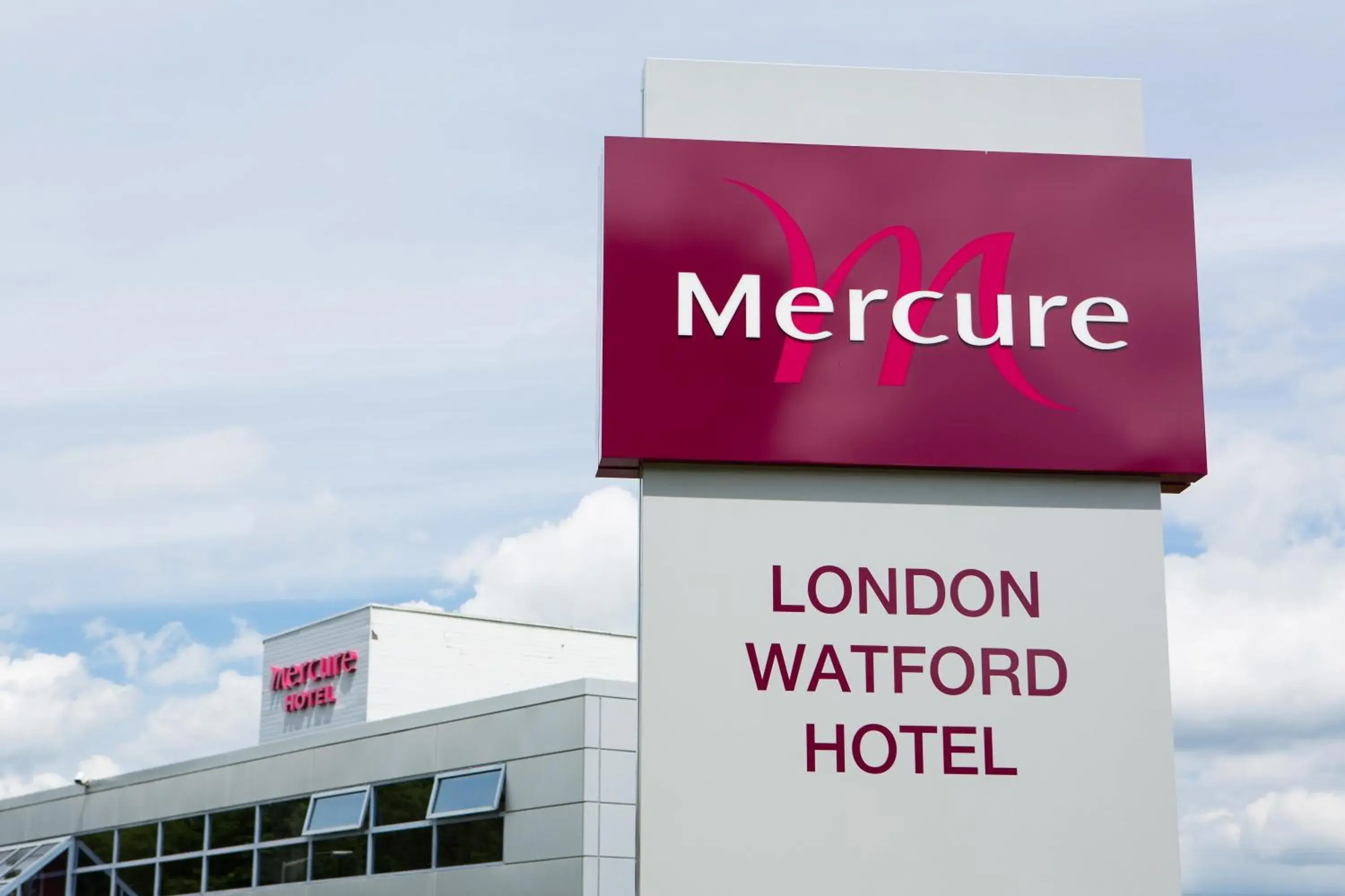 Facade/entrance, Property Logo/Sign in Mercure London Watford Hotel