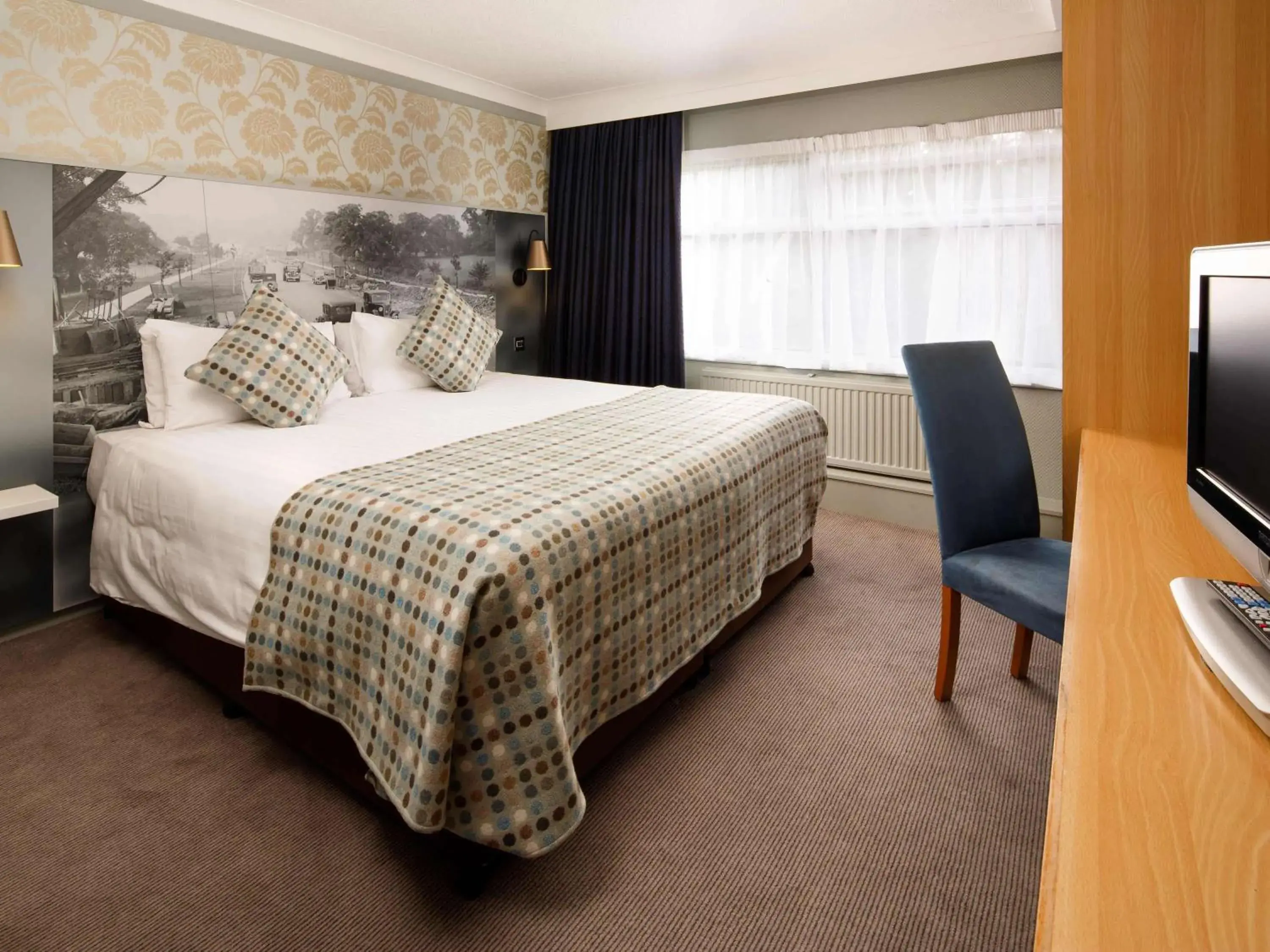 Bedroom, Bed in Mercure London Watford Hotel
