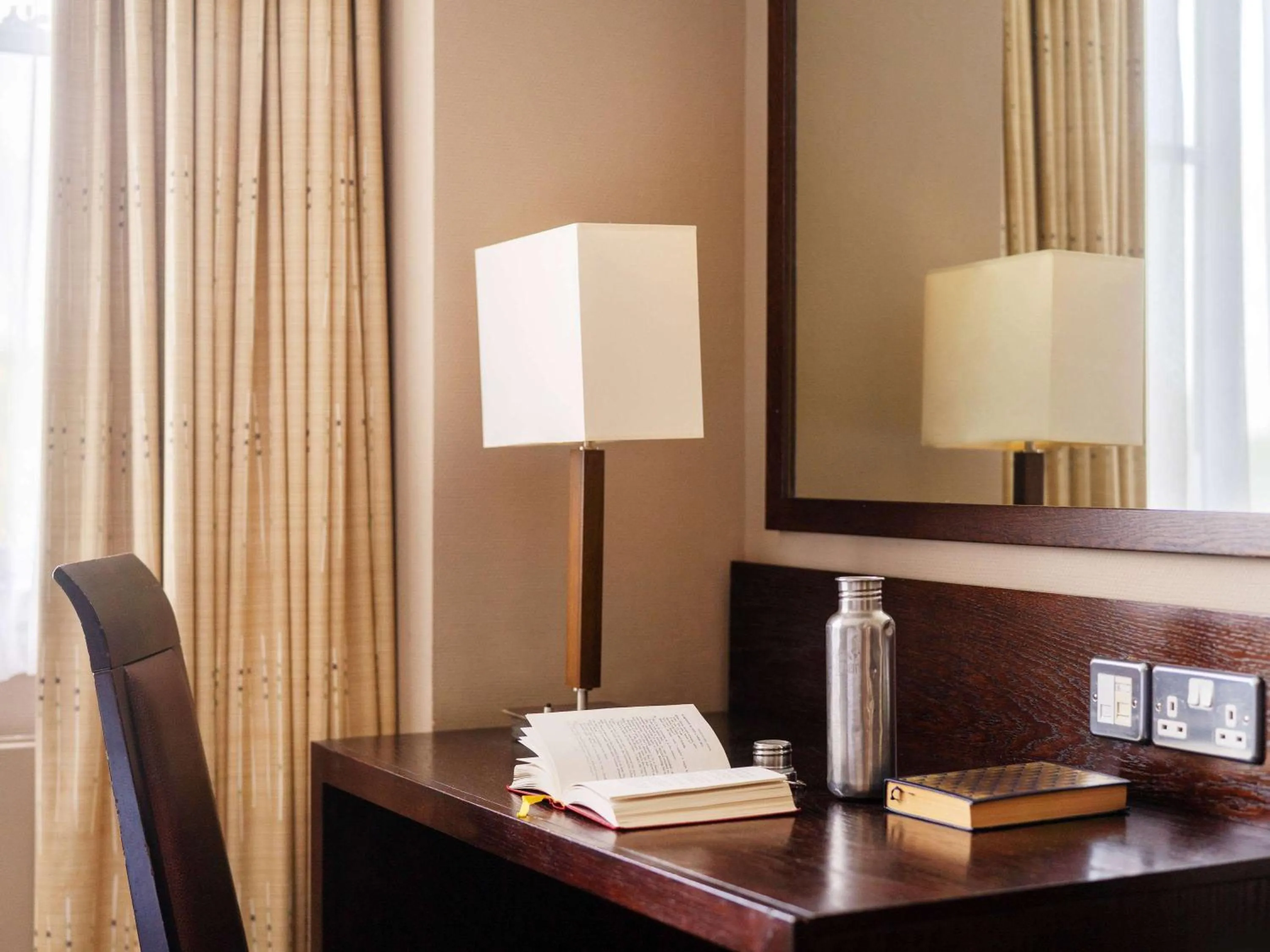 Bedroom in Mercure London Watford Hotel