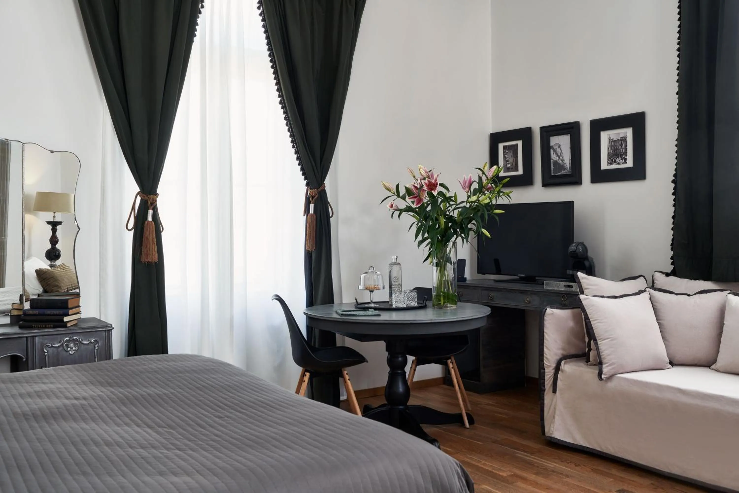 Property building, Bed in Emporikon Athens Hotel