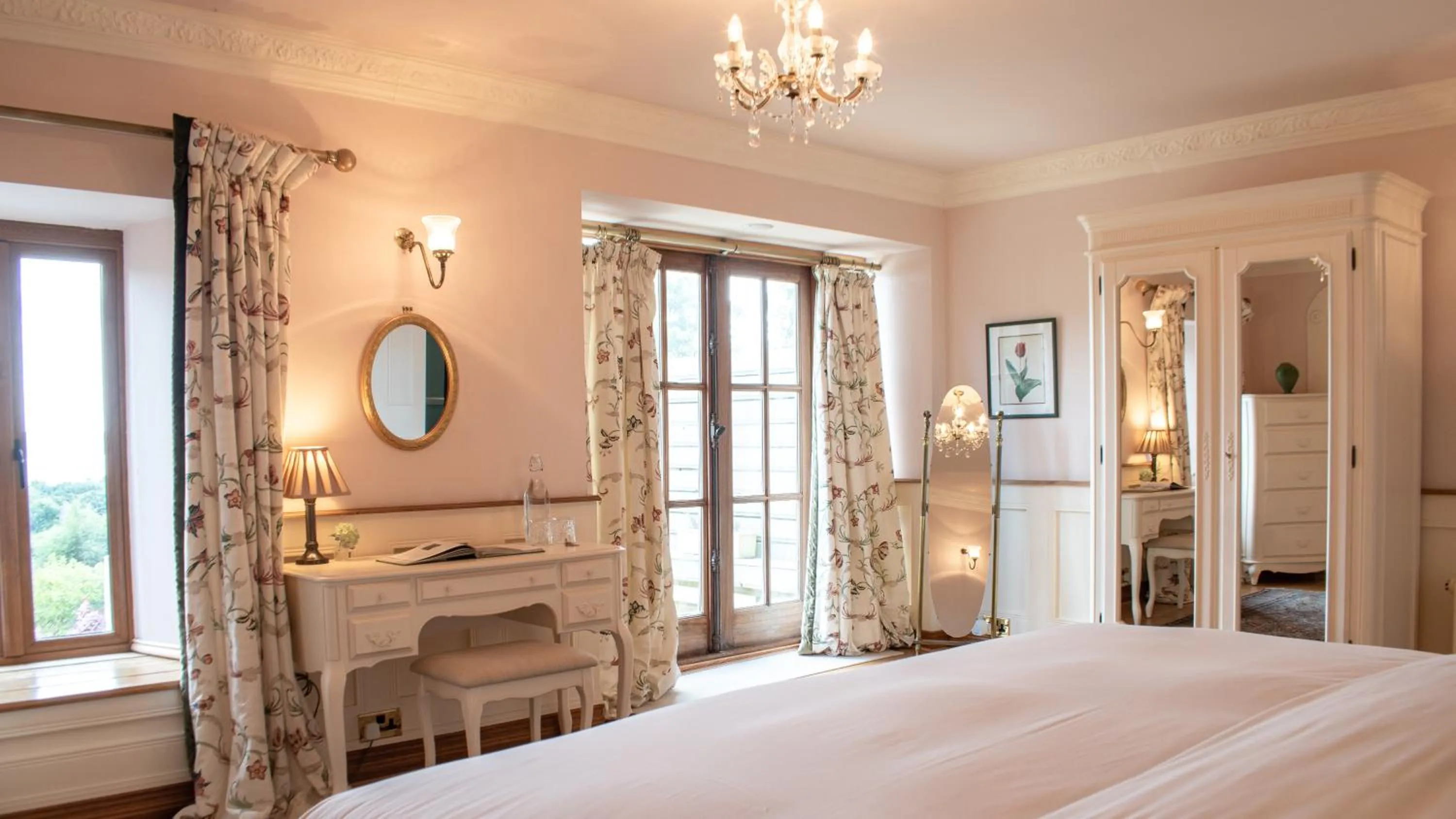 Photo of the whole room, Bed in Mossie's