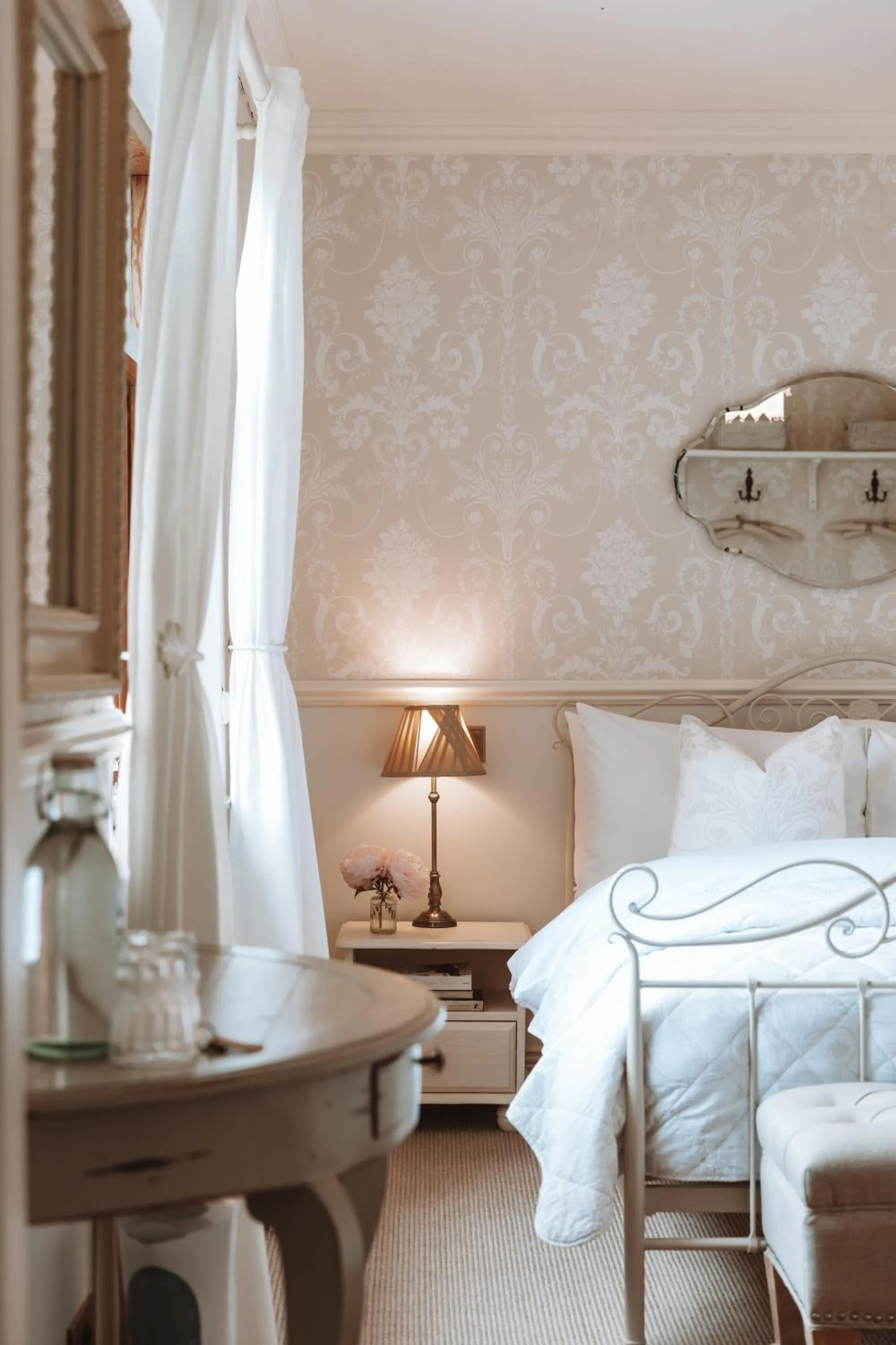 Photo of the whole room, Bed in Mossie's