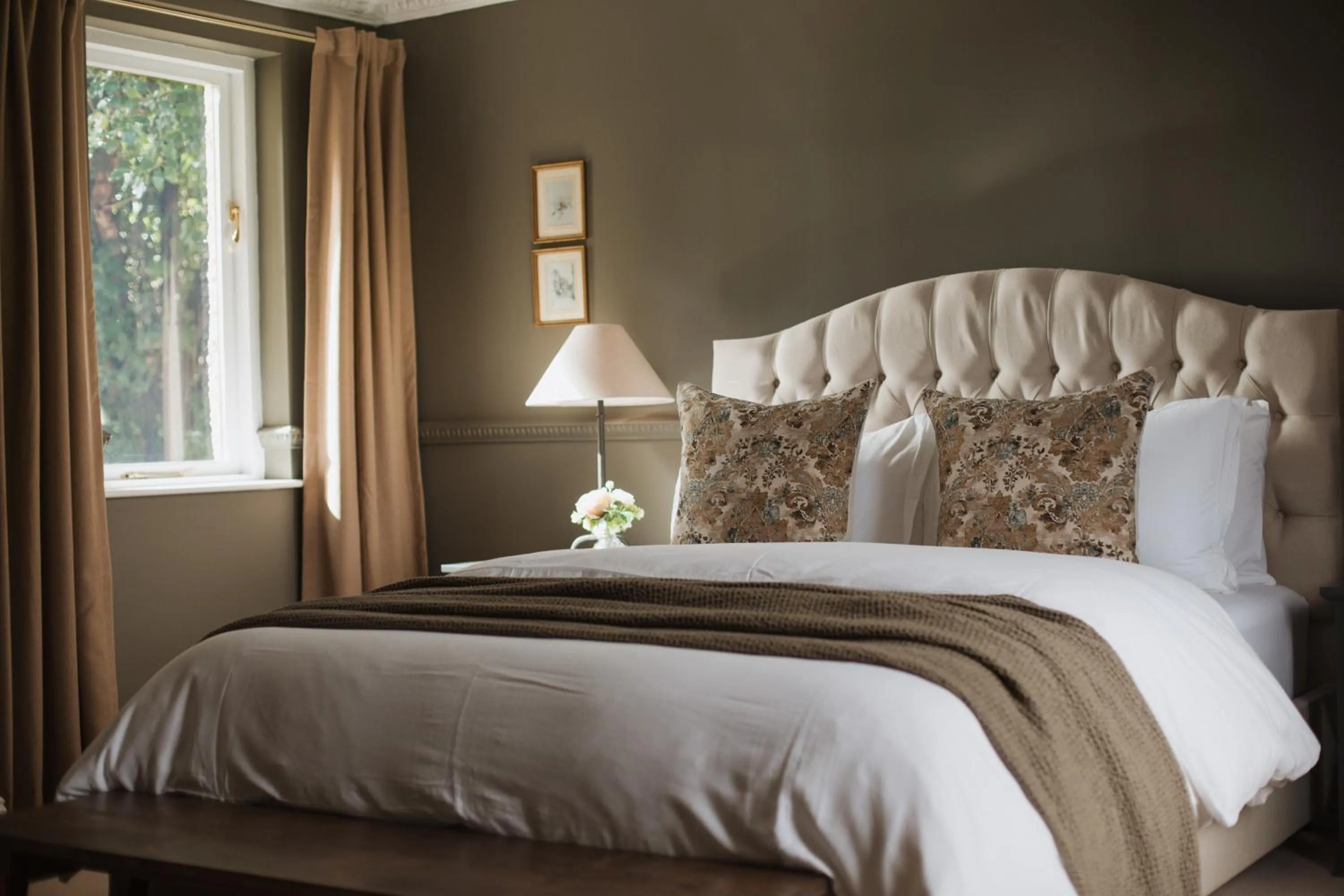 Photo of the whole room, Bed in Mossie's