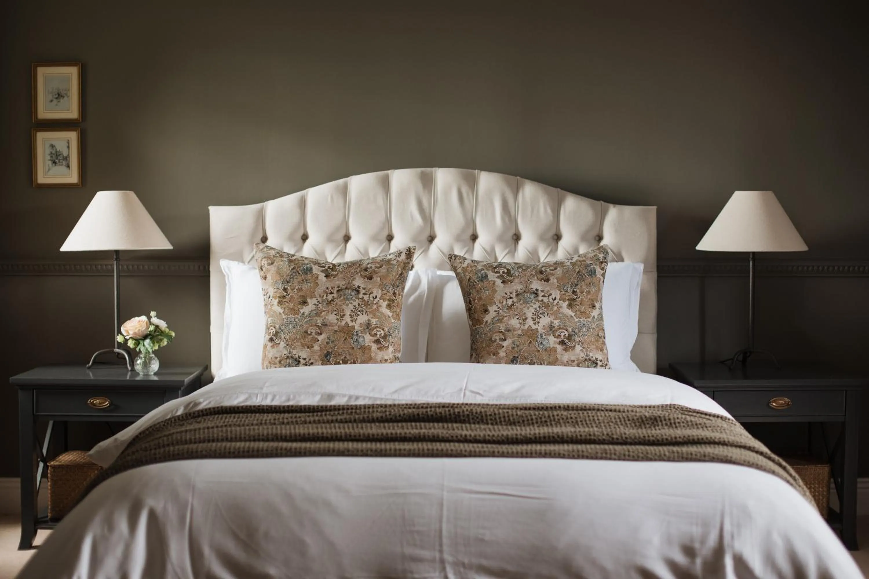 Photo of the whole room, Bed in Mossie's