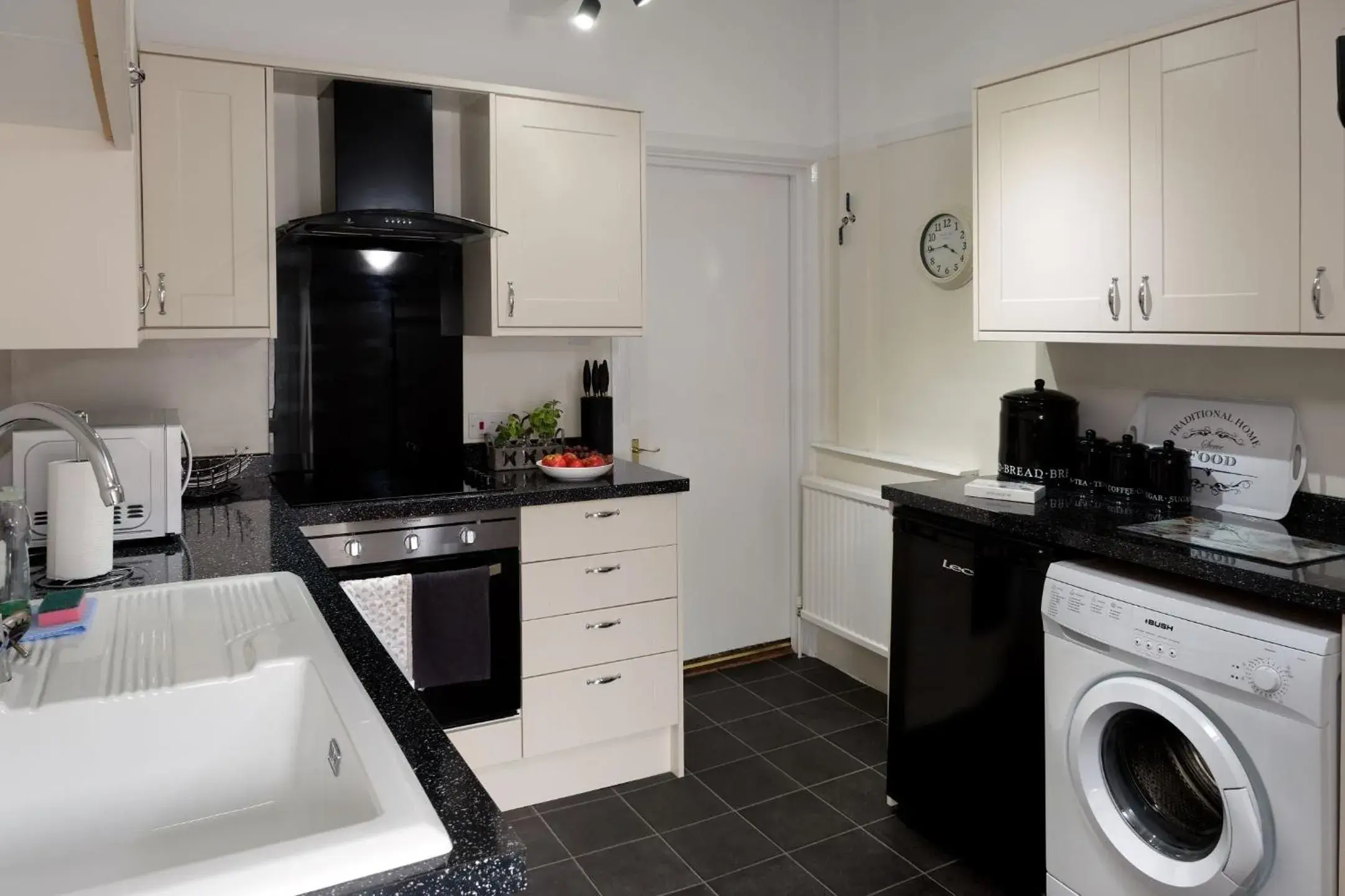 Bedroom, Kitchen/Kitchenette in Beachside Suites