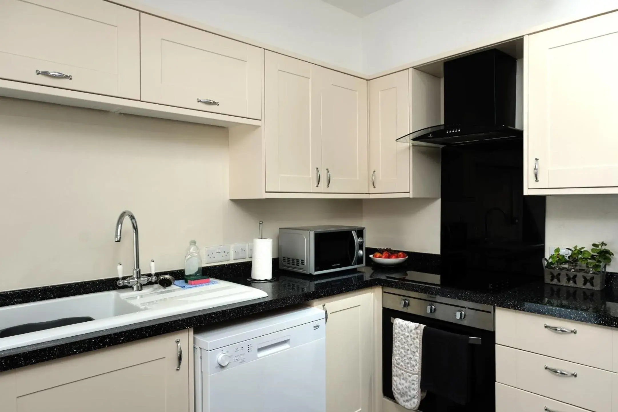 Bedroom, Kitchen/Kitchenette in Beachside Suites