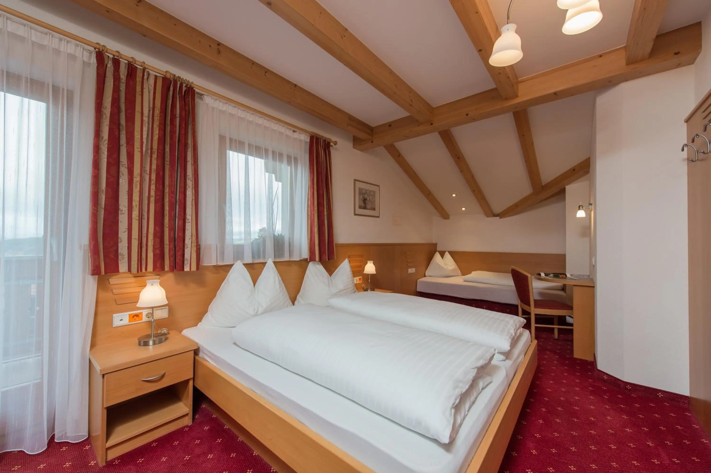 Photo of the whole room, Bed in Hotel Garni Hochgruber