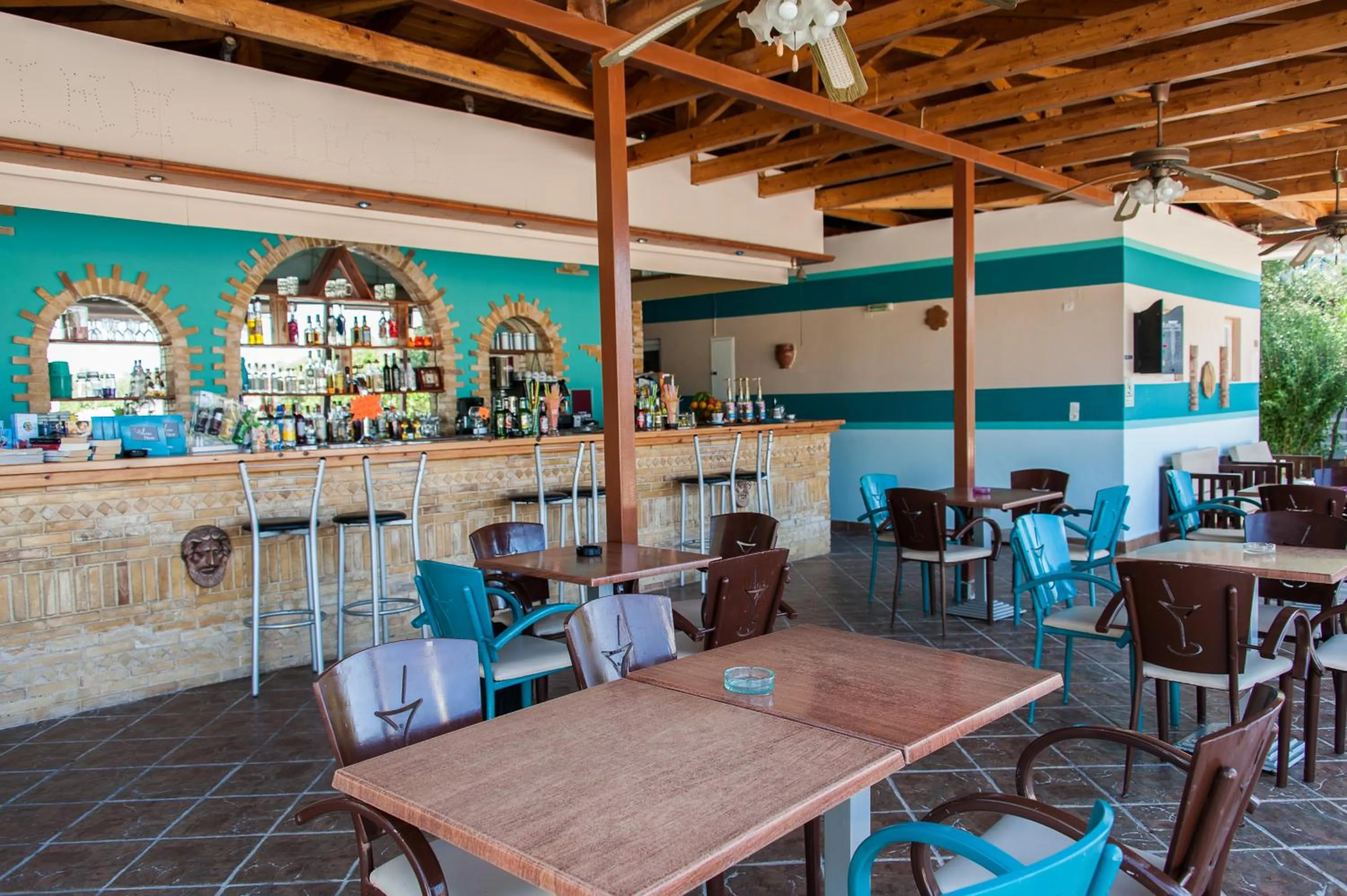 Restaurant/places to eat in Zante Nest Studios & Apartments