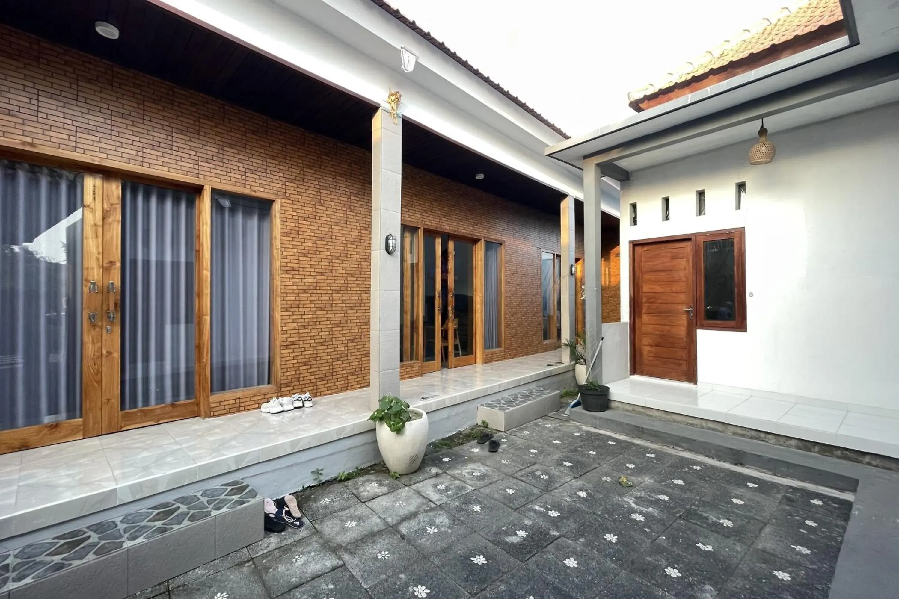 Property building in Zee House Property building in Zee House