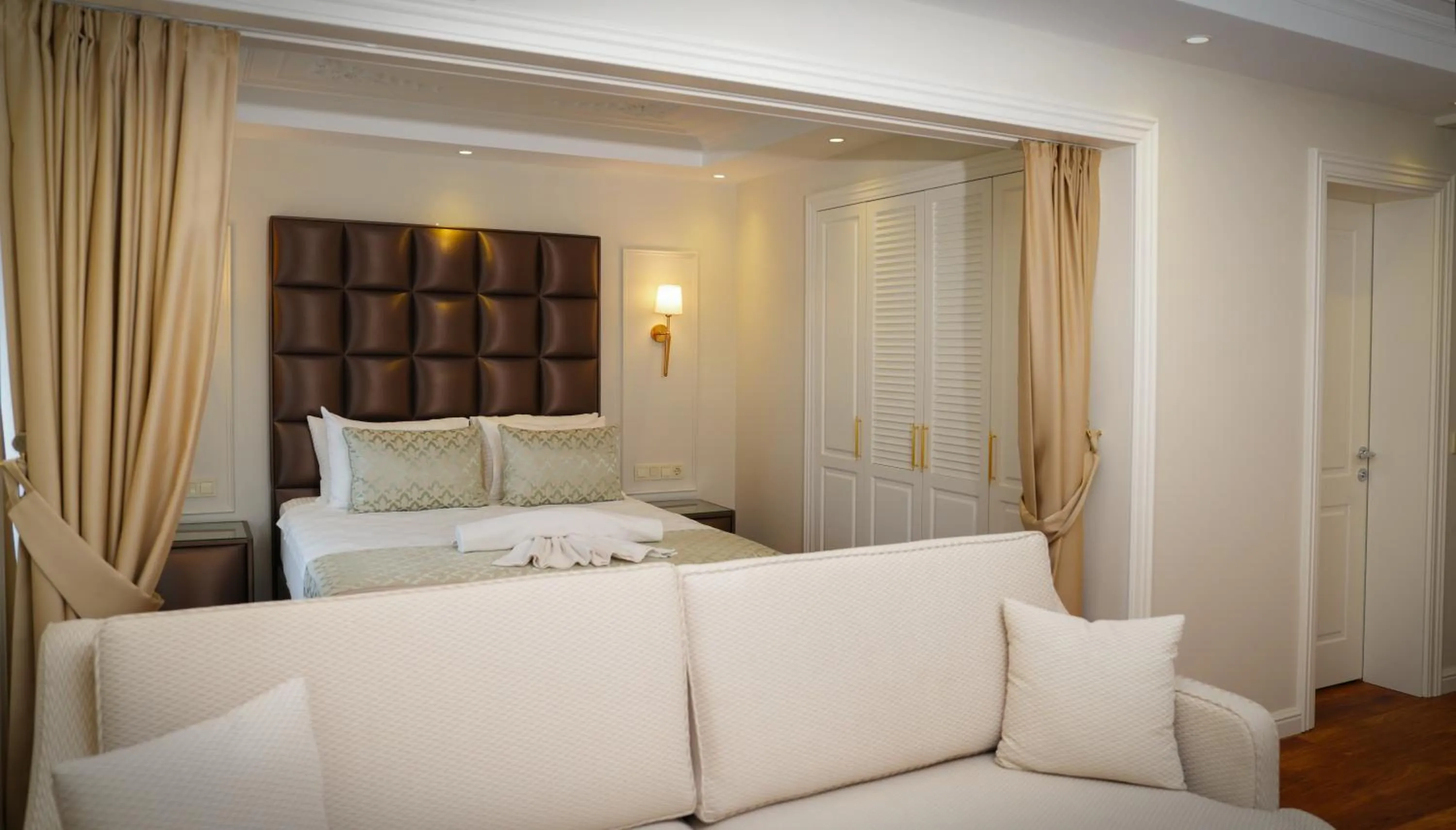 Seating area, Bed in Gaia Suites Istanbul