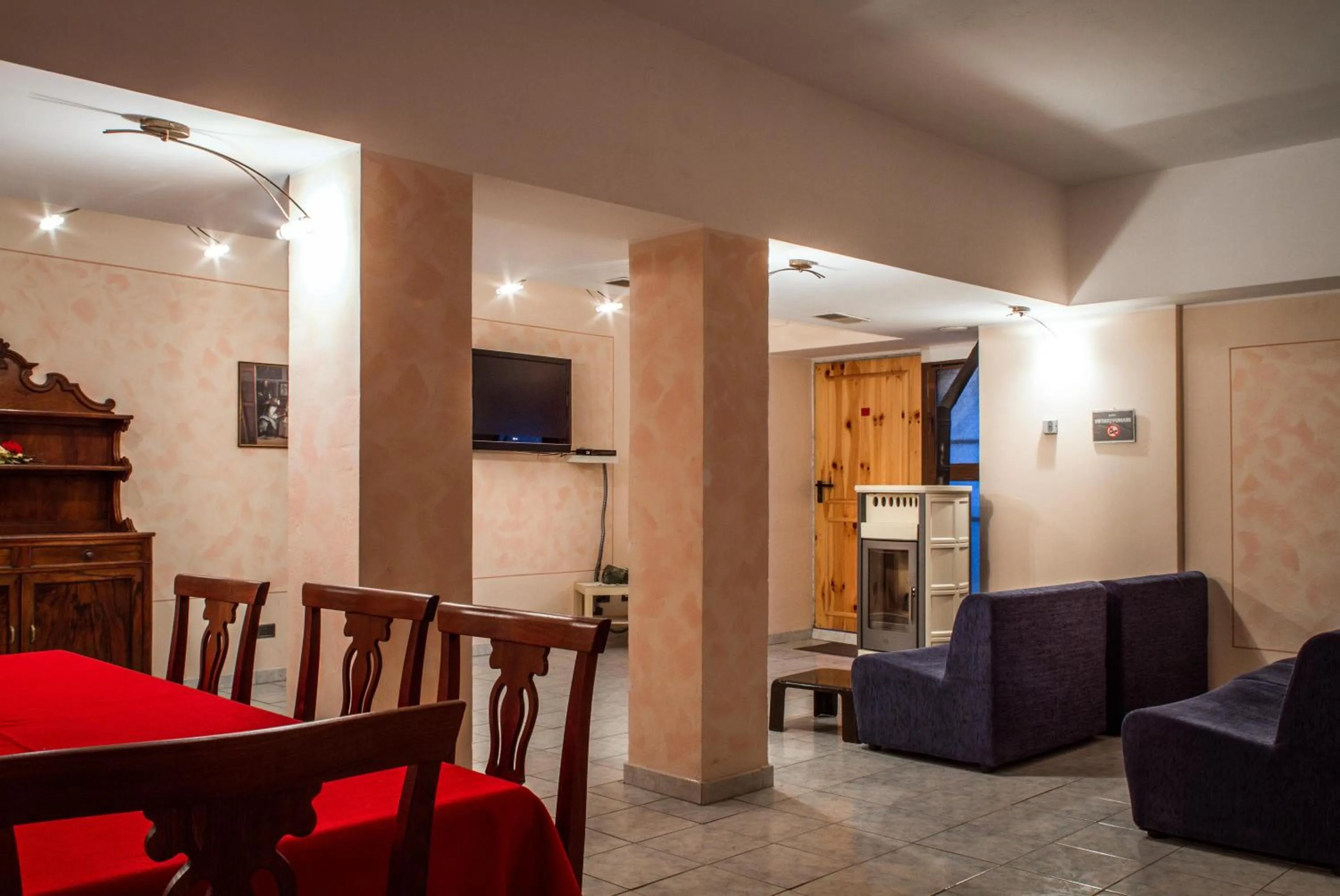 Communal lounge/ TV room in Residence Beau Sejour