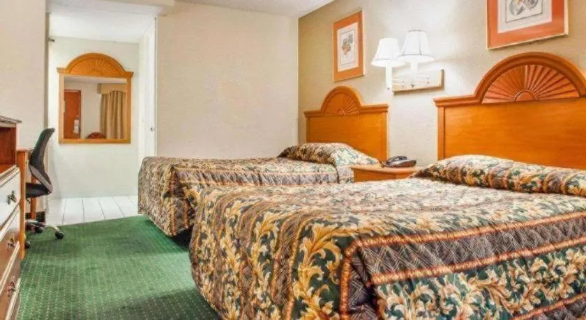 Bed in Rodeway Inn Mount Laurel Hwy 73