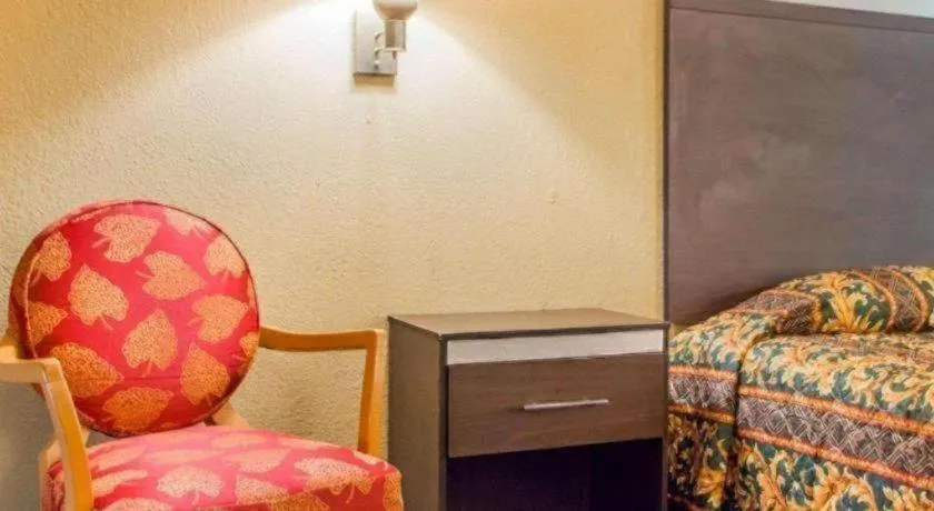 Bed in Rodeway Inn Mount Laurel Hwy 73