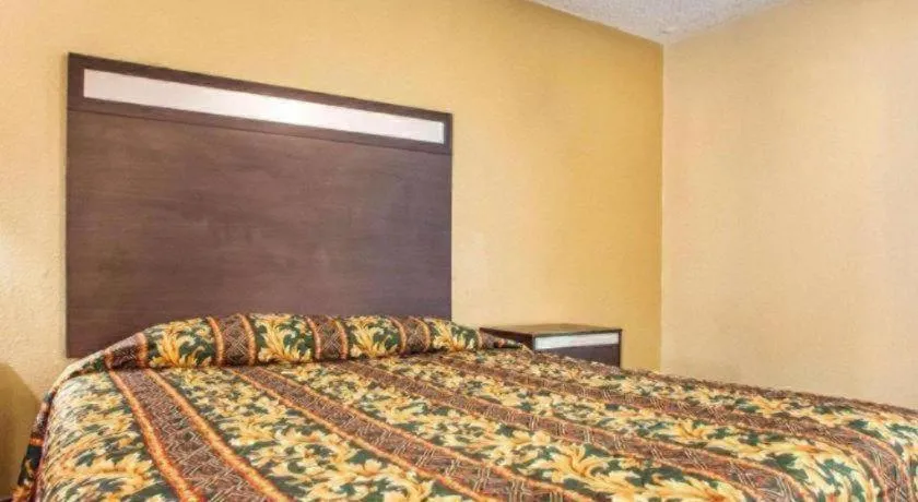 Bed in Rodeway Inn Mount Laurel Hwy 73