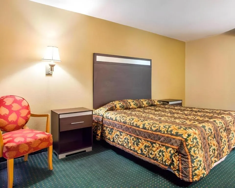 Bed in Rodeway Inn Mount Laurel Hwy 73