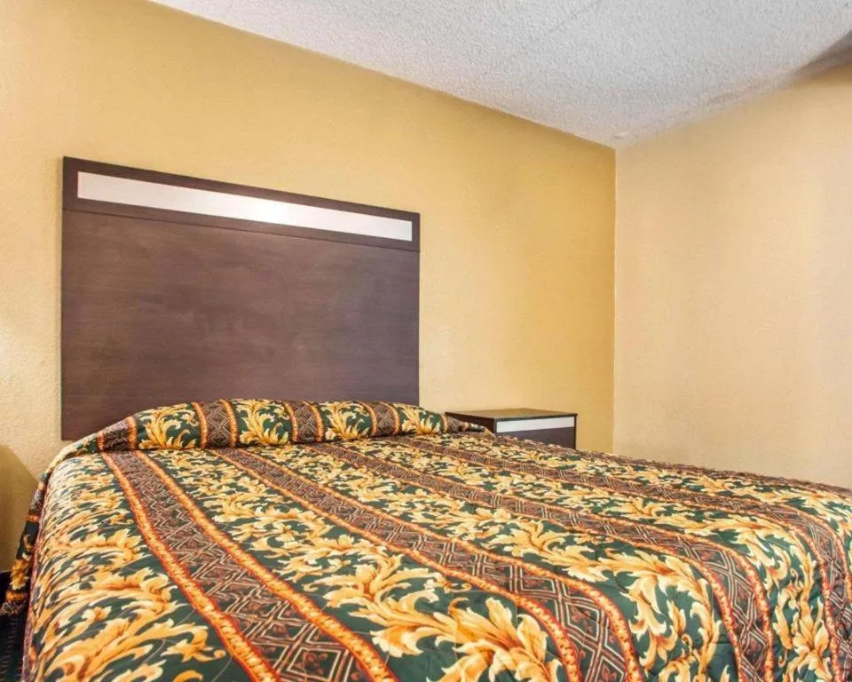Bed in Rodeway Inn Mount Laurel Hwy 73
