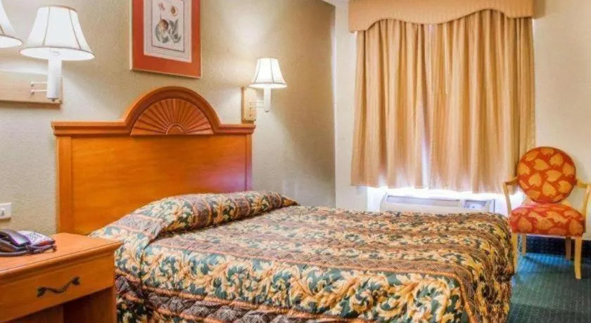 Bed in Rodeway Inn Mount Laurel Hwy 73