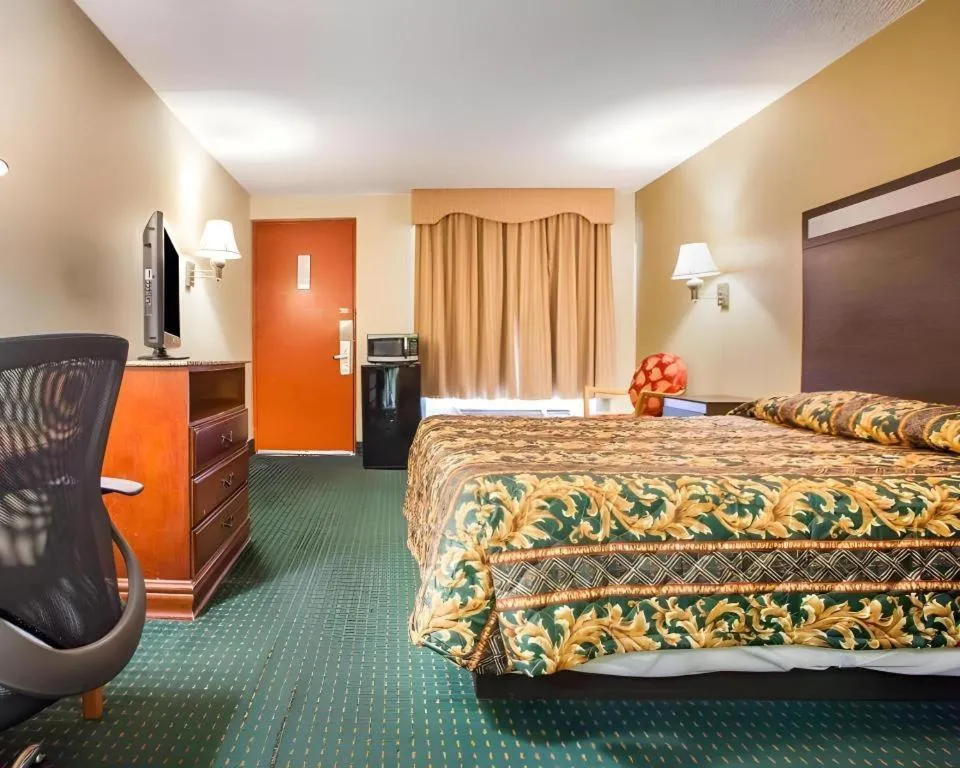 Bed in Rodeway Inn Mount Laurel Hwy 73