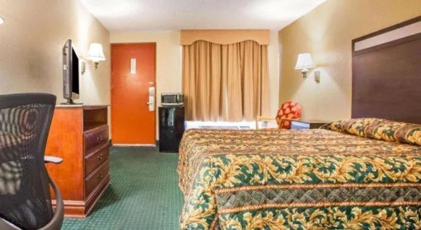 Bed in Rodeway Inn Mount Laurel Hwy 73