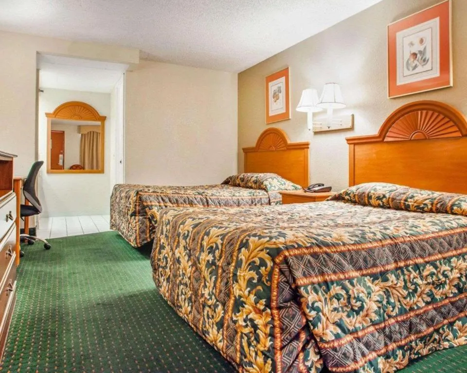 Bed in Rodeway Inn Mount Laurel Hwy 73