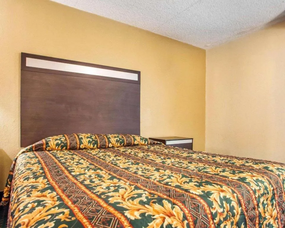 Bed in Rodeway Inn Mount Laurel Hwy 73