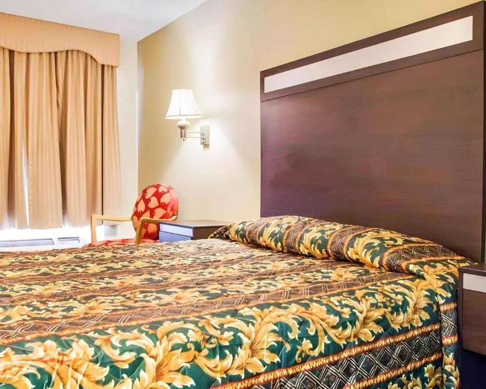 Bed in Rodeway Inn Mount Laurel Hwy 73