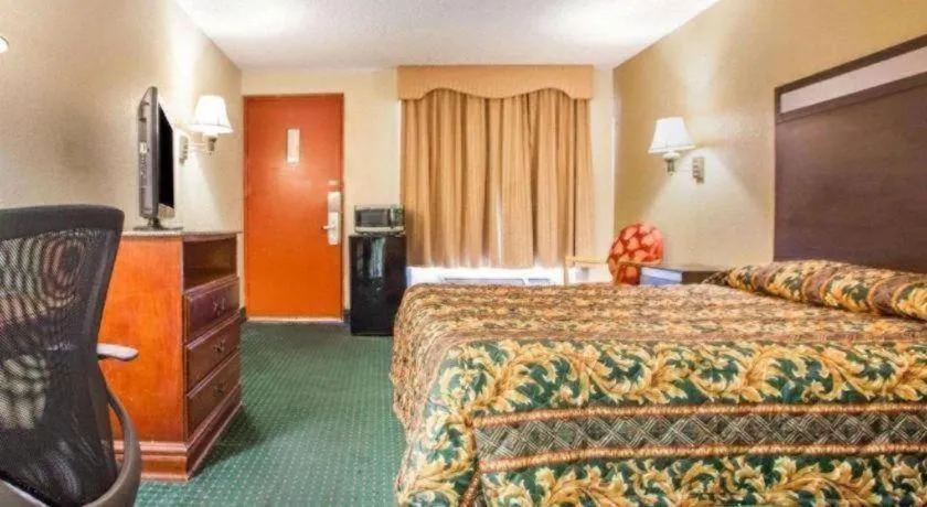 Bed in Rodeway Inn Mount Laurel Hwy 73