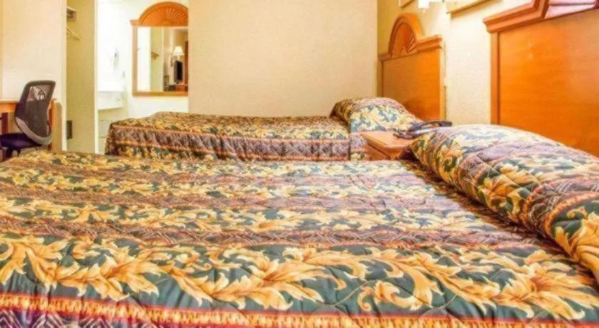 Bed in Rodeway Inn Mount Laurel Hwy 73