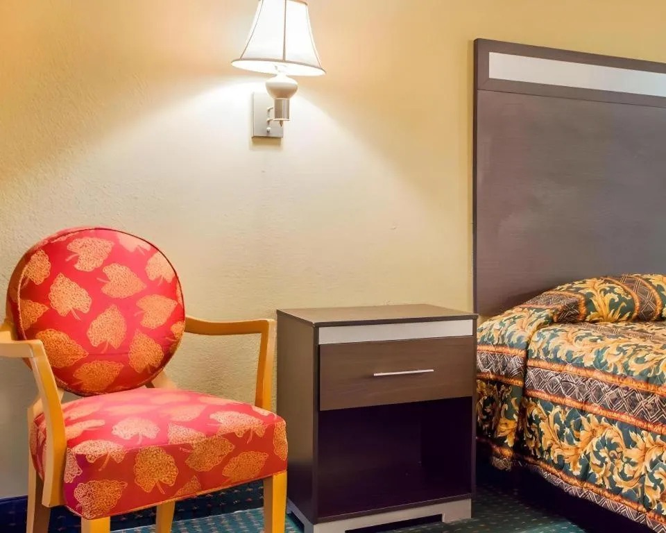 Bed in Rodeway Inn Mount Laurel Hwy 73