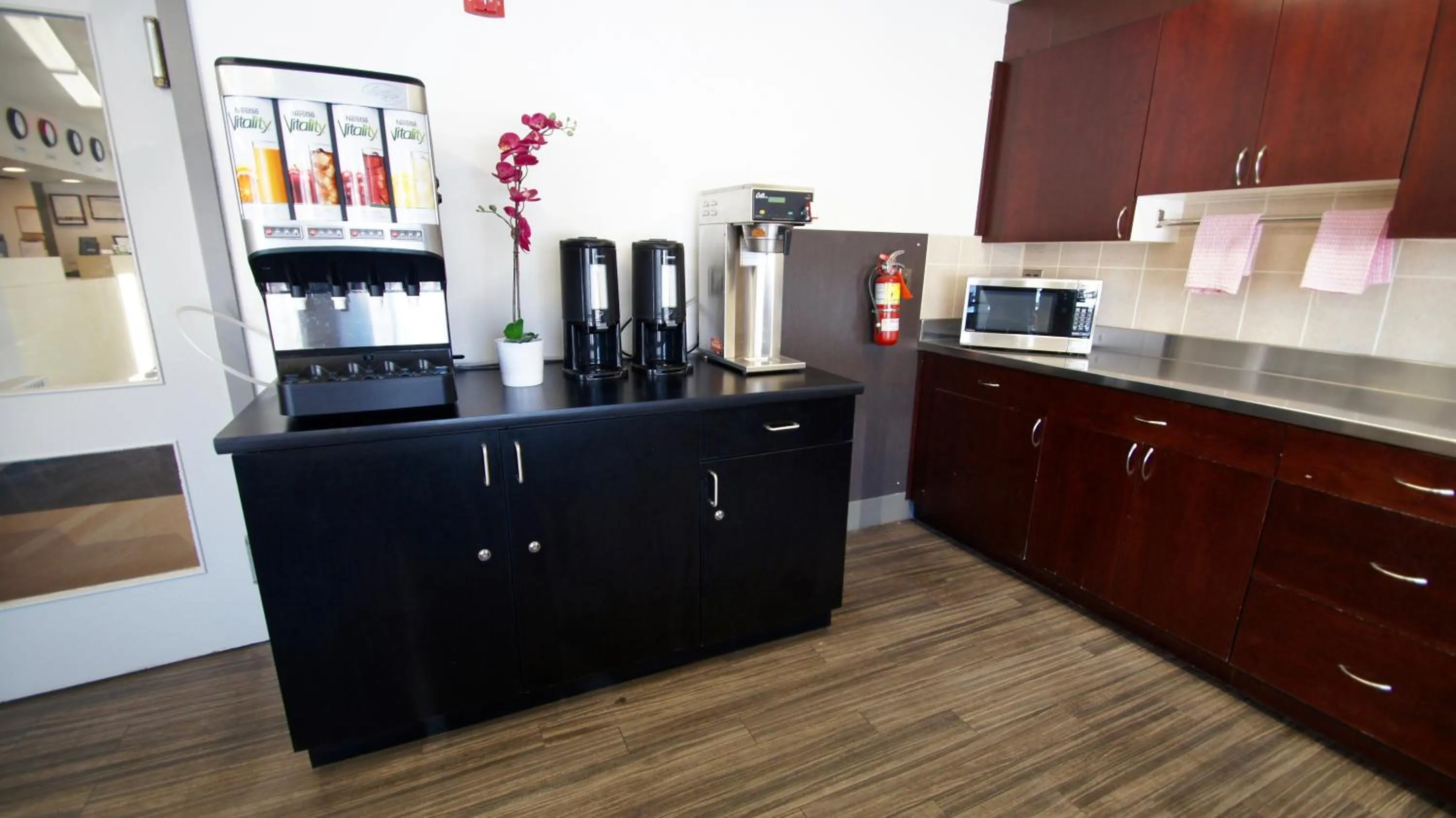 Communal kitchen in HI Calgary City Centre - Hostel