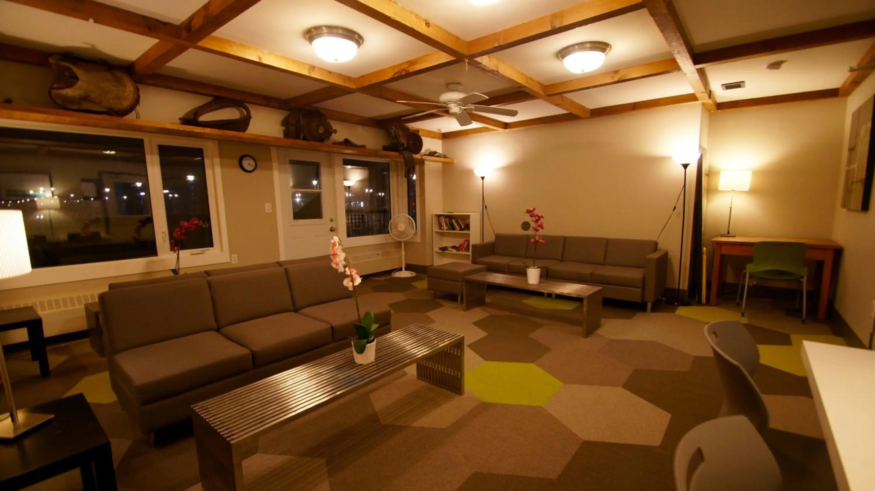 Library in HI Calgary City Centre - Hostel